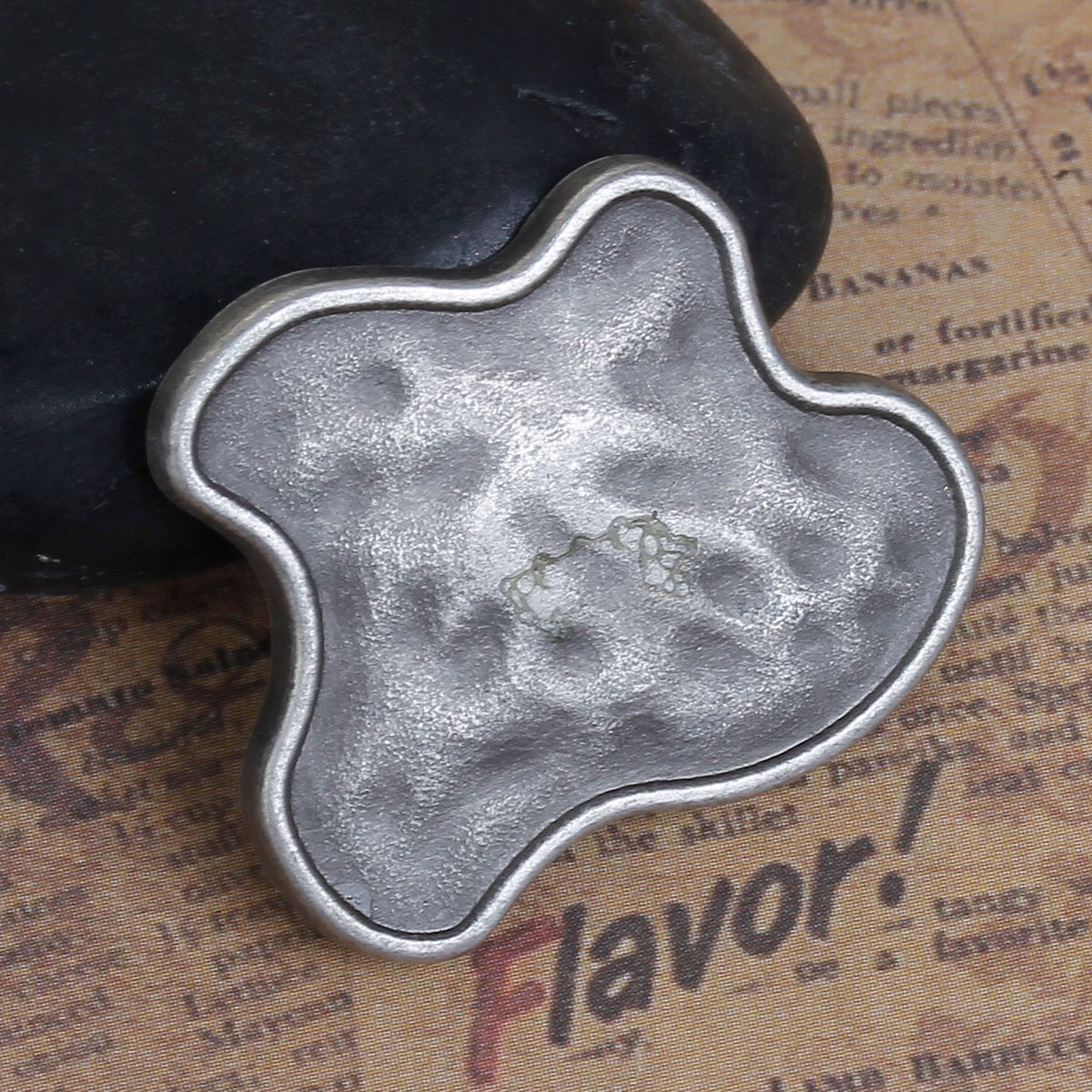 亜鉛合金 裏穴ボタン 不規則 銀古美 蝶柄 28mm x 24mm、 2 個 の画像