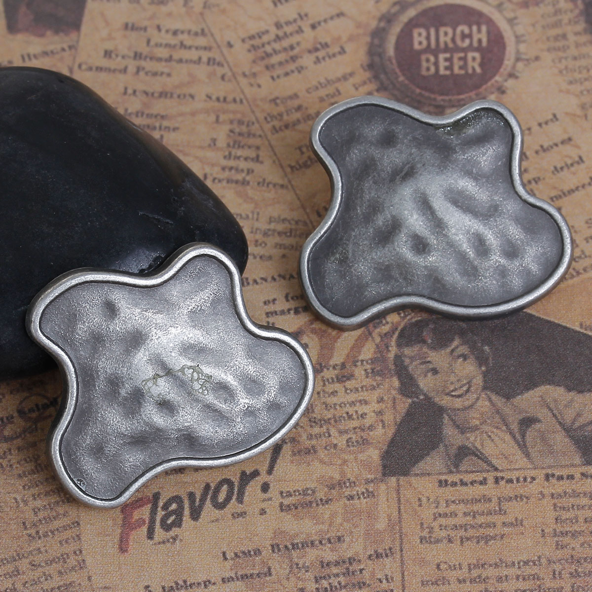 亜鉛合金 裏穴ボタン 不規則 銀古美 蝶柄 28mm x 24mm、 2 個 の画像