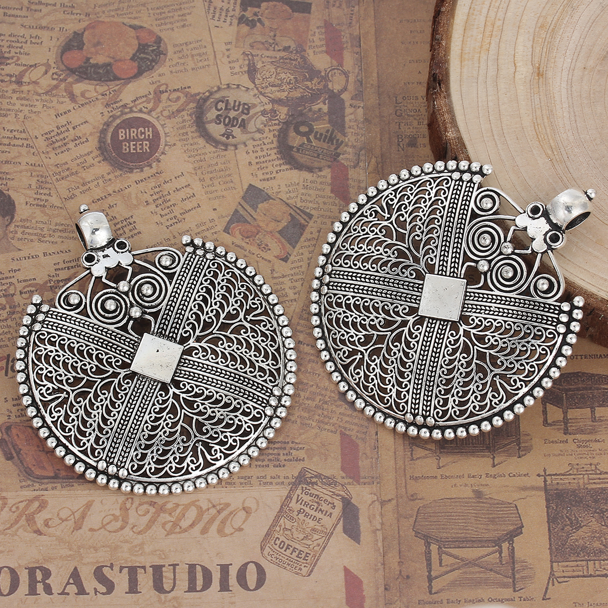 Immagine di Lega di Zinco Stile Bohemien Ciondoli Tondo Argento Antico Filigrana (Addetti ss10 Strass) 74mm x 64mm , 2 Pz