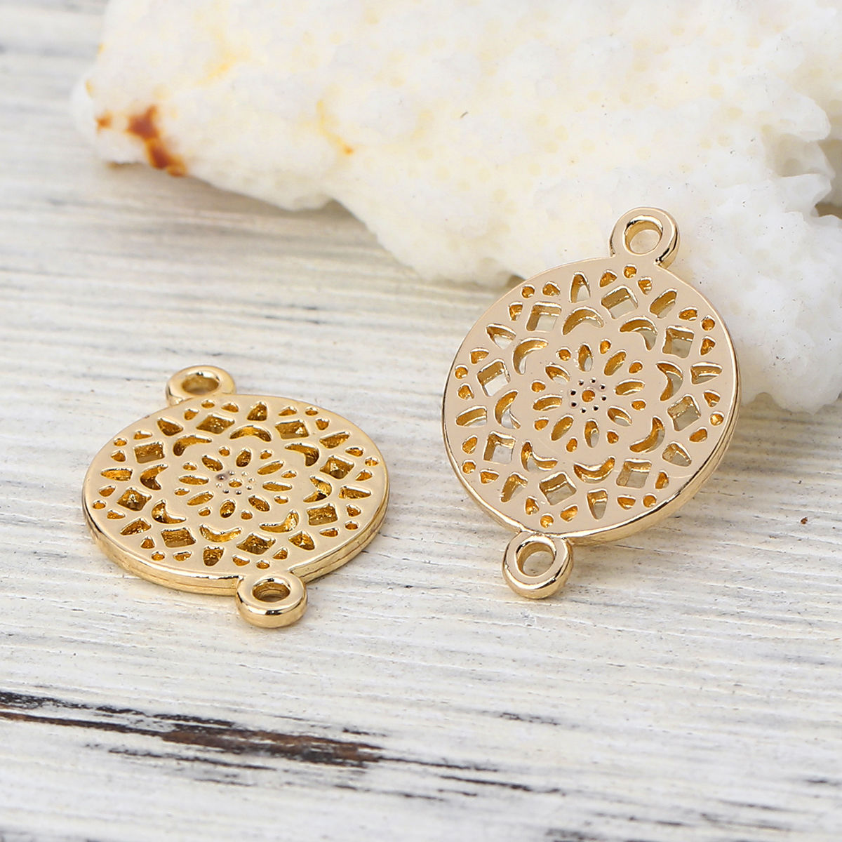 Bild von Zinklegierung Verbinder Rund Vergoldet mit Blumen Muster Hohl, 20mm x 14mm, 20 Stück