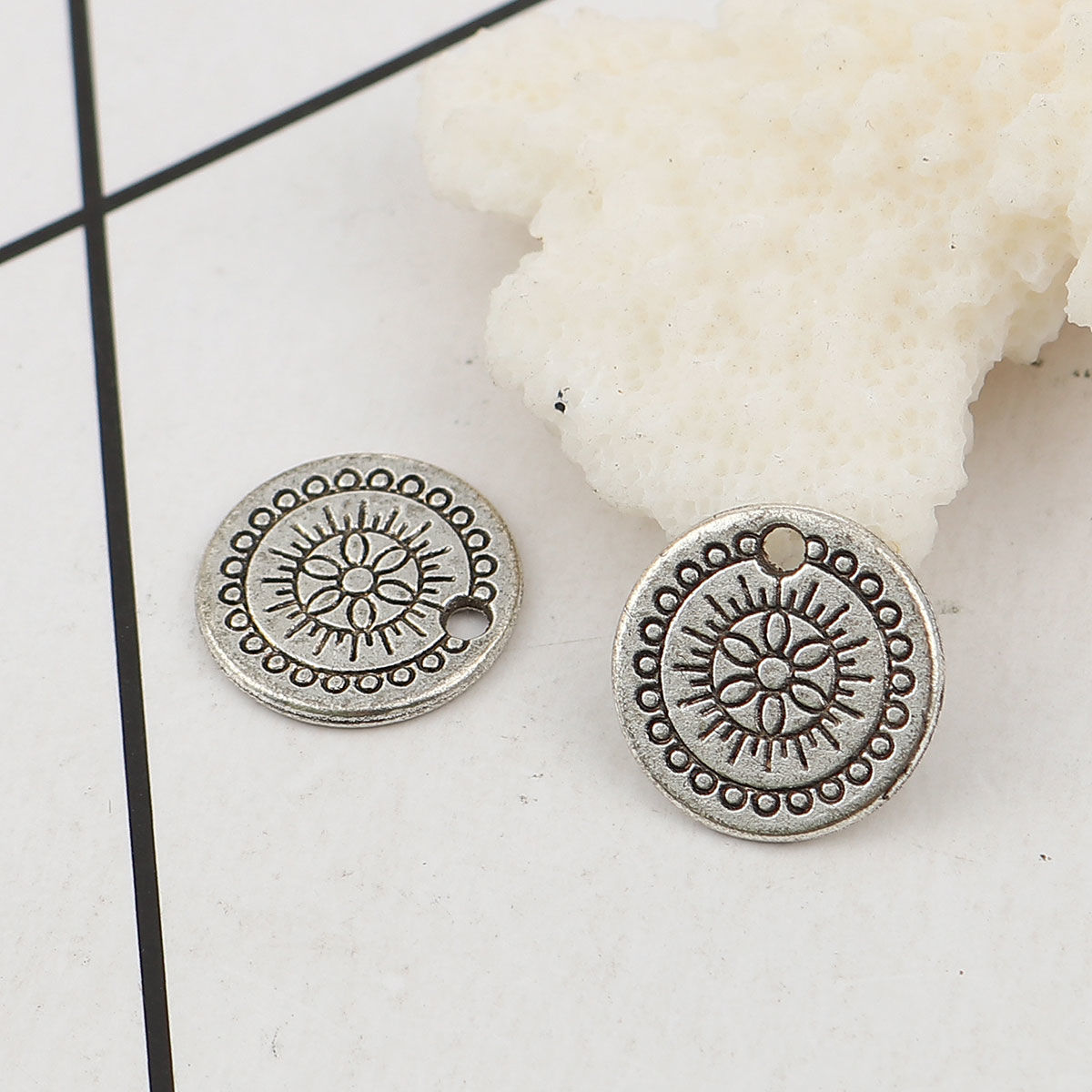 Imagen de Zamak Colgantes Charms Ronda Plata Antigua Tallado 14mm Dia, 50 Unidades