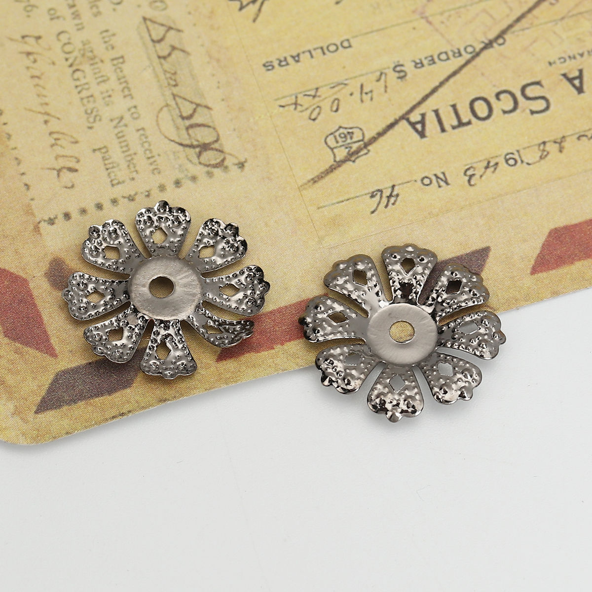 Bild von Eisenlegierung Perlkappen Blumen Metallgrau (für Perlengröße: 16mm D.) 20mm x 20mm, 30 Stück