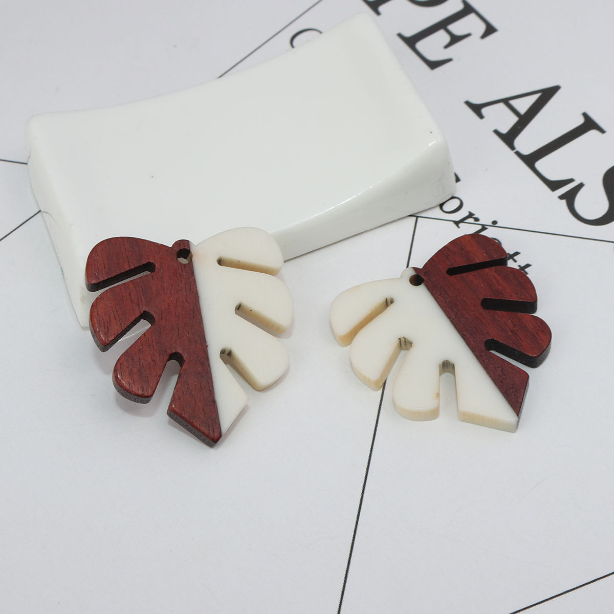 Picture of Resin & Natural Wood Effect Resin Pendants Palm Frond Ivory 3cm x 2.8cm, 3 PCs