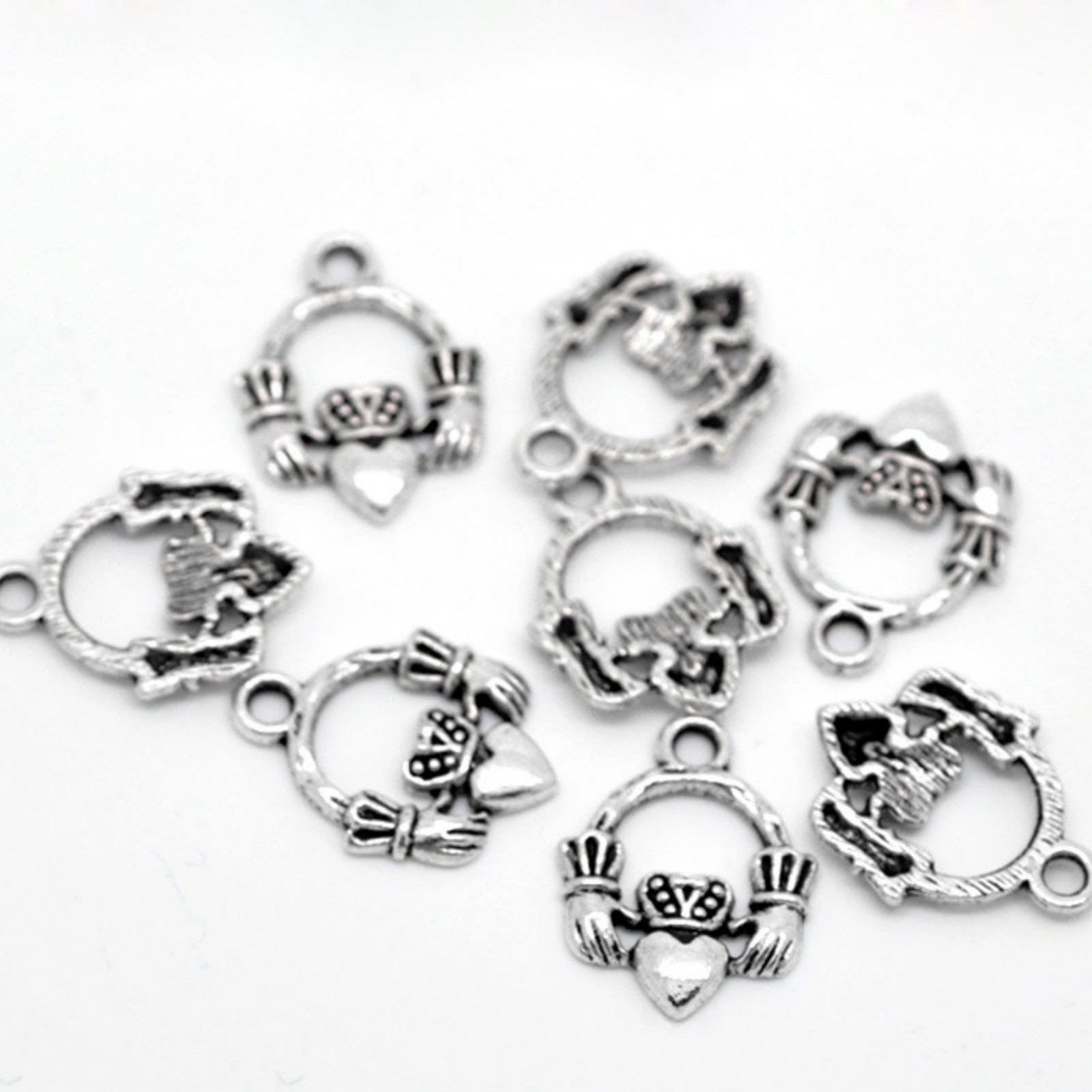 Image de 30 Pendentifs breloque Claddagh coeur dans les mains 18x14mm