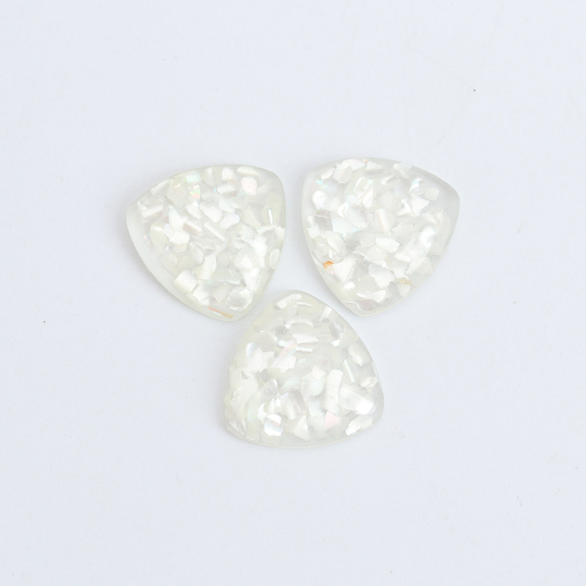 Bild von 10 Stück Harz & Natürliche Muschel Mosaik Dom Cabochon Verzierung Dreieck Weiß Transparent 18mm x 18mm