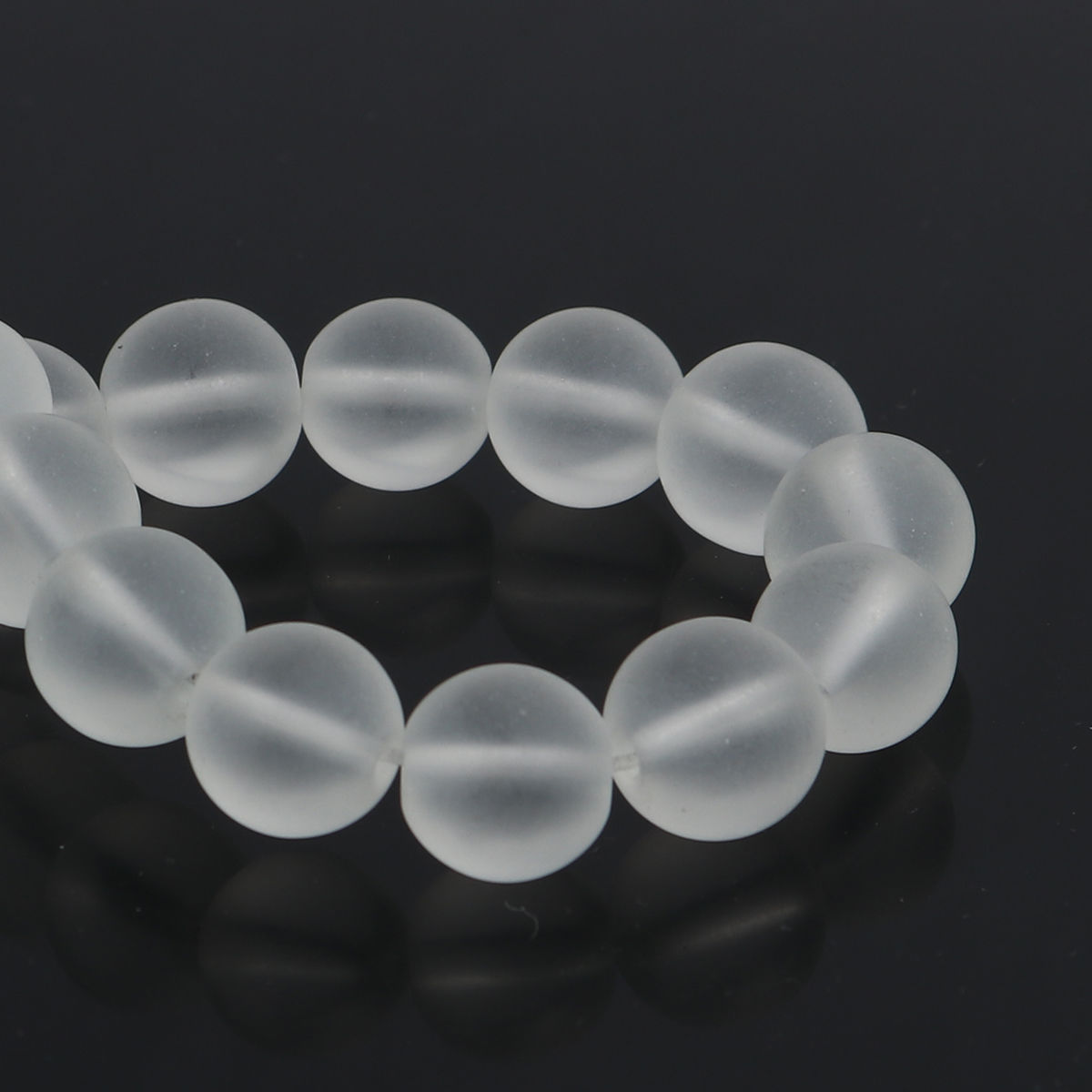ガラス ビーズ クリア色 つや消し 約 12mm 直径、 穴：約 0.9mm、 38cm 長さ、 2 連 （約 33 個/連） の画像
