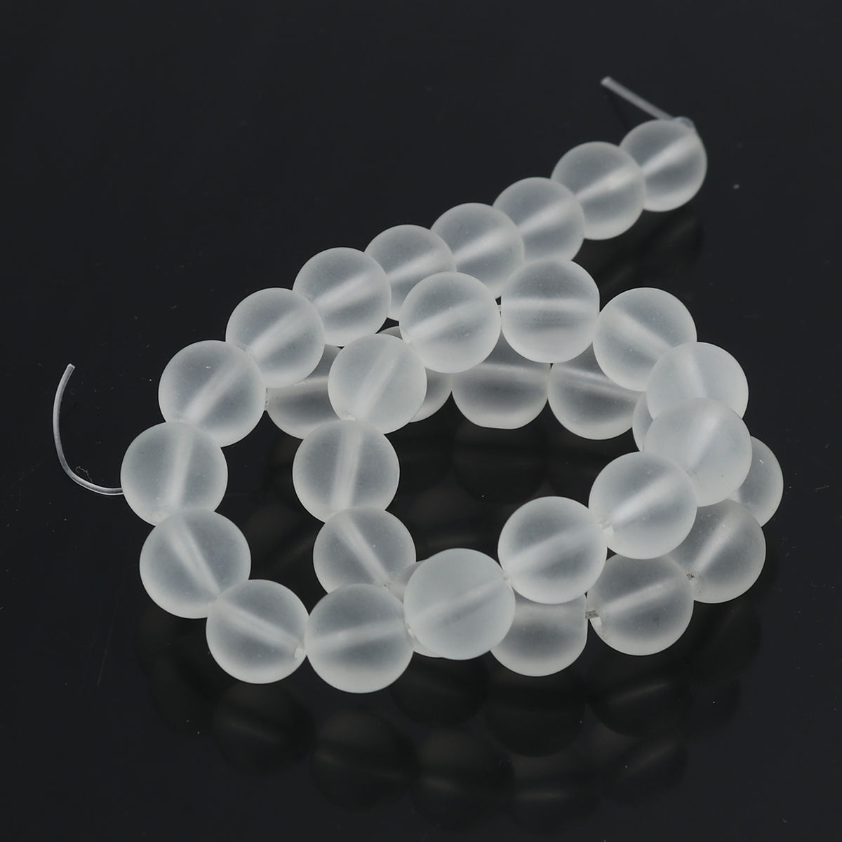 ガラス ビーズ クリア色 つや消し 約 12mm 直径、 穴：約 0.9mm、 38cm 長さ、 2 連 （約 33 個/連） の画像