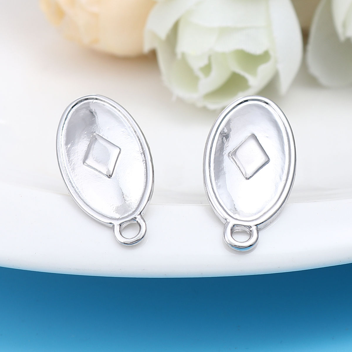 亜鉛合金 イヤリング イヤリングパーツ 楕円形 シルバートーン ひしがた柄 ループ付き 22mm x 11mm、 ワイヤーサイズ: （20号）、 2 ペア の画像