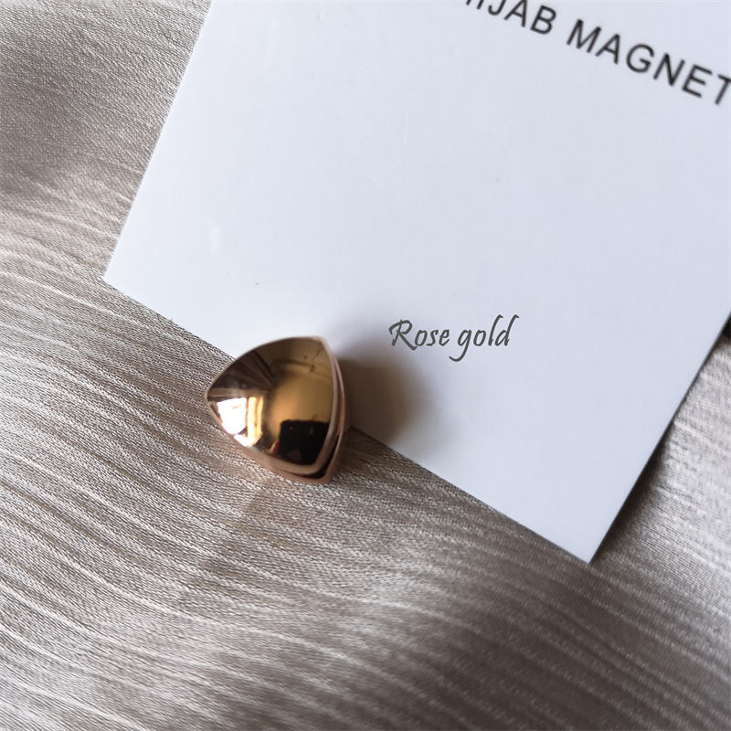 Изображение Gold Plated - 5# Zinc Based Alloy No-snag Magnetic Triangle Scarf Buckle For Hijab Scarf Wrap 1.1x1.1cm, 1 Piece