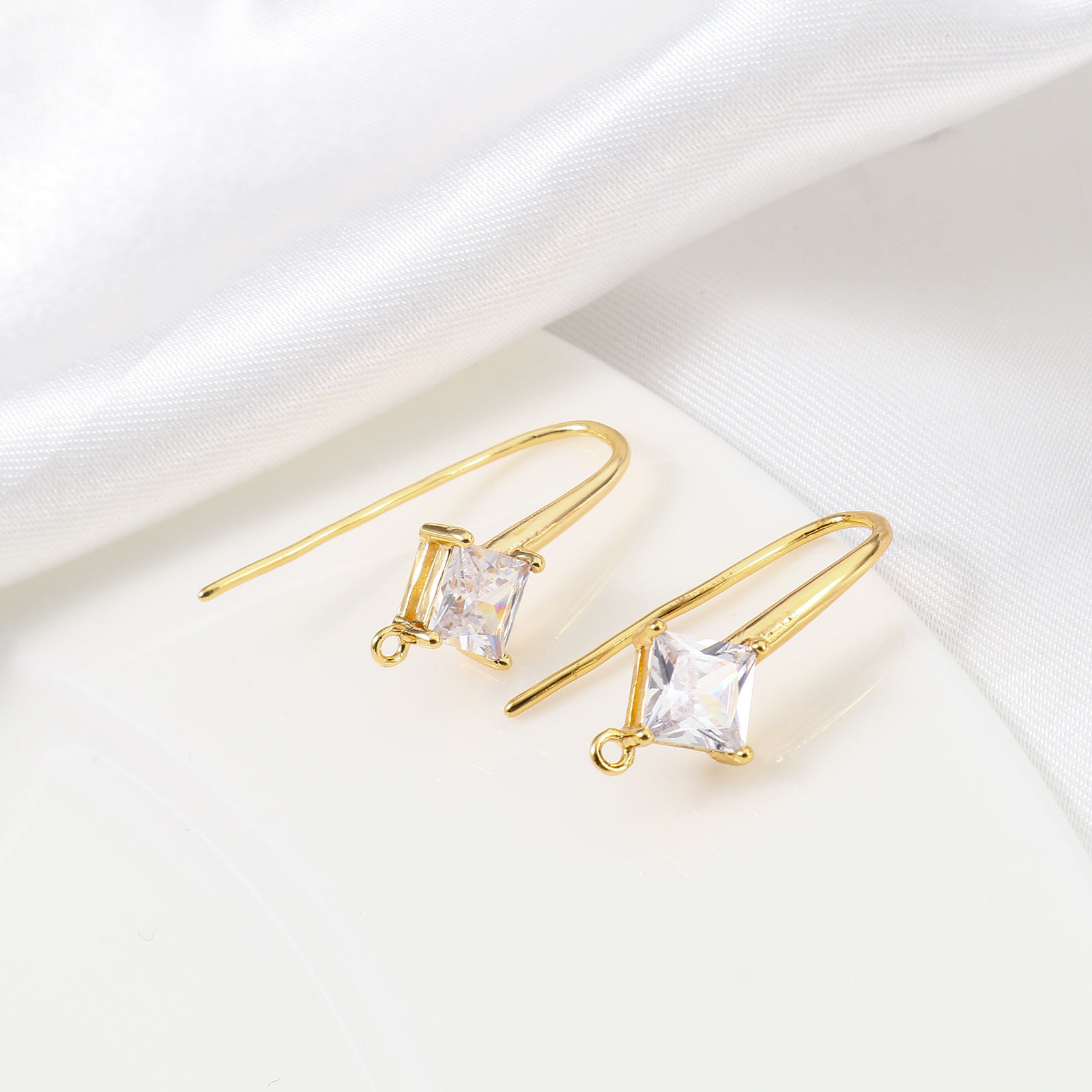 Bild von Messing Ohrhaken-Ohrringe für DIY-Schmuckherstellungszubehör 18K Echtgold plattiert Raute Message " Mit Öse " Klar Zirkonia 25mm x 10mm, Drahtstärke: (18 gauge), 2 Stück