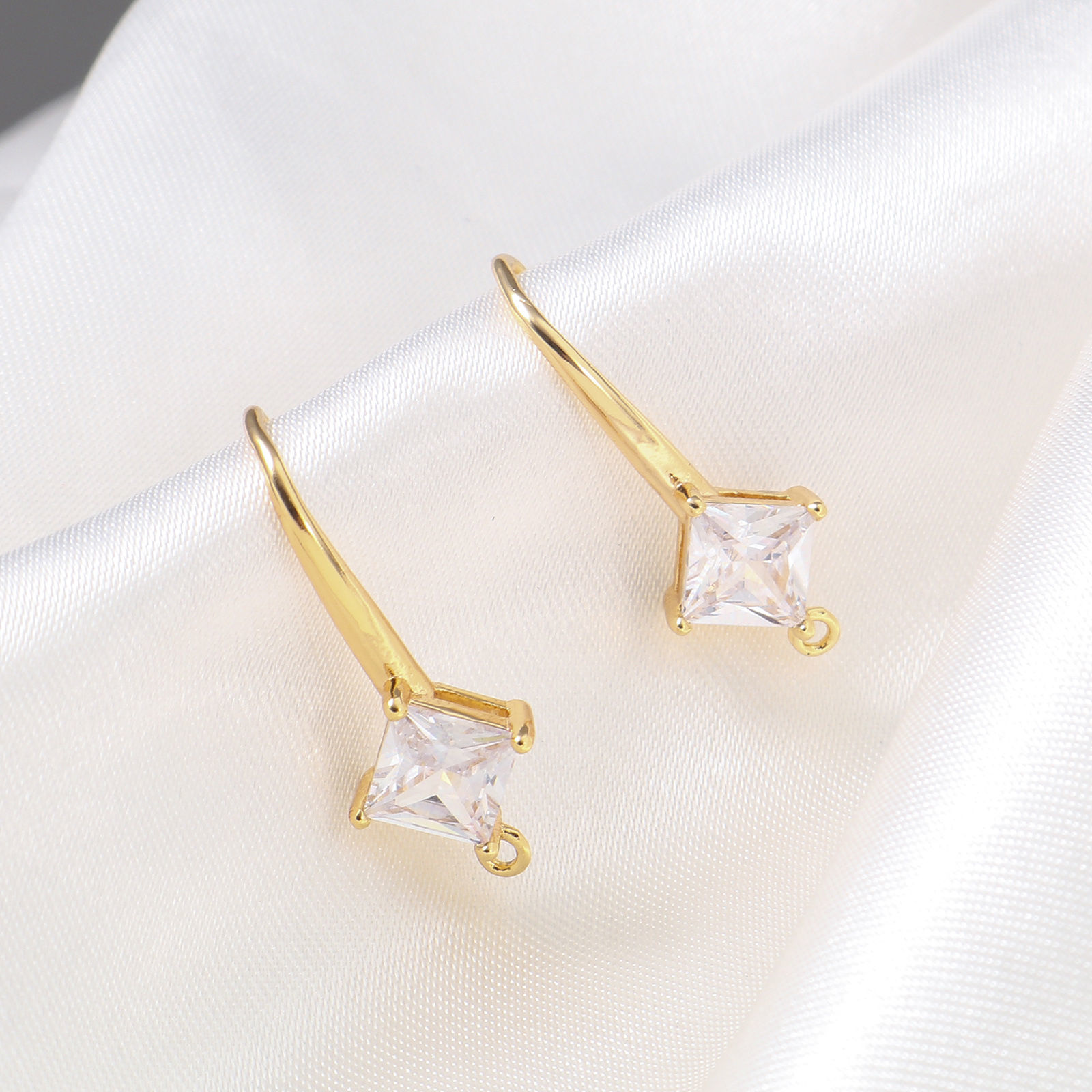 Bild von Messing Ohrhaken-Ohrringe für DIY-Schmuckherstellungszubehör 18K Echtgold plattiert Raute Message " Mit Öse " Klar Zirkonia 25mm x 10mm, Drahtstärke: (18 gauge), 2 Stück