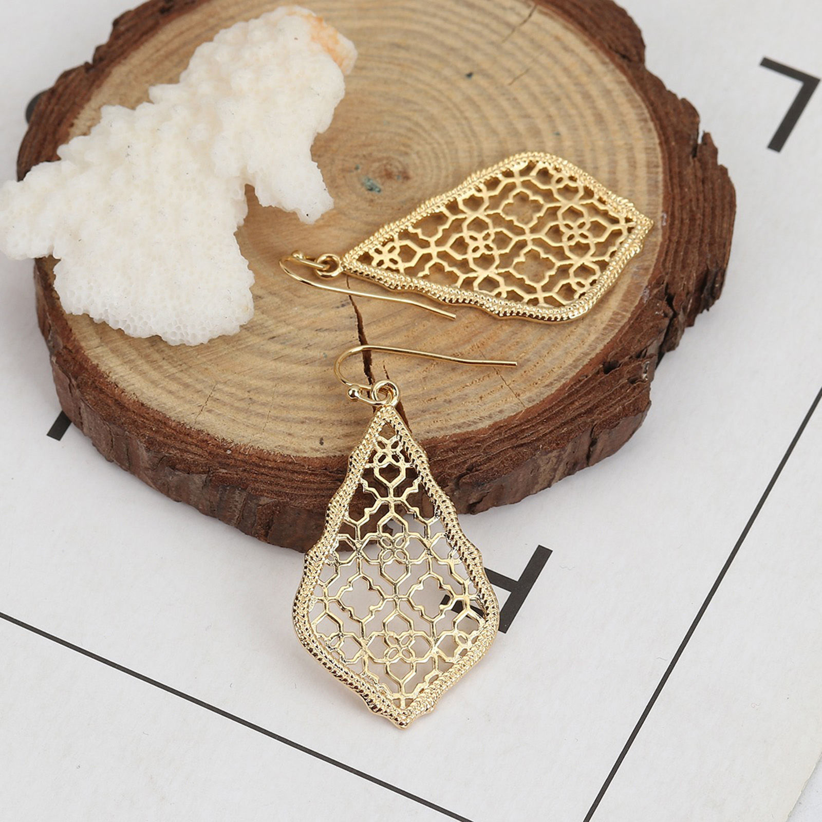 Изображение 10 ШТ Экологичный Латунь Ретро Серьги 18K настоящее золото с покрытием водяная капля Ажурный Цветок 4.9см x 2.4см