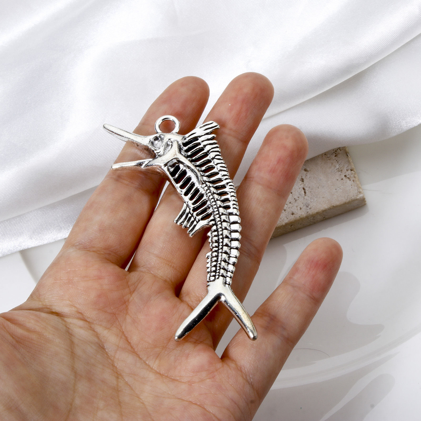 Imagen de 2 Unidades Zamak Joyería del océano Colgantes Plata Antigua Huesos de pescado 3D 7cm x 3.4cm