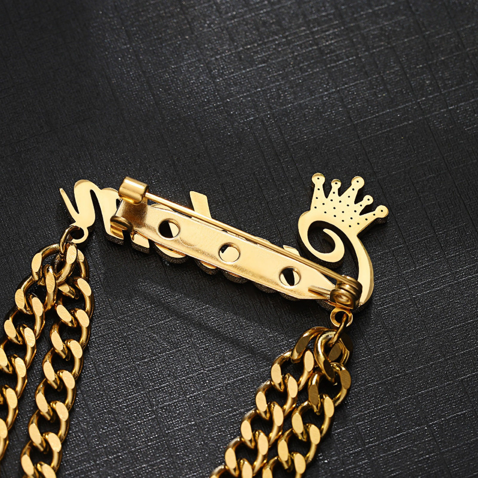 Image de 1 Pièce Broche avec Nom Personnalisé Lettre Personnalisée en 304 Acier Inoxydable Couronne Franges Doré