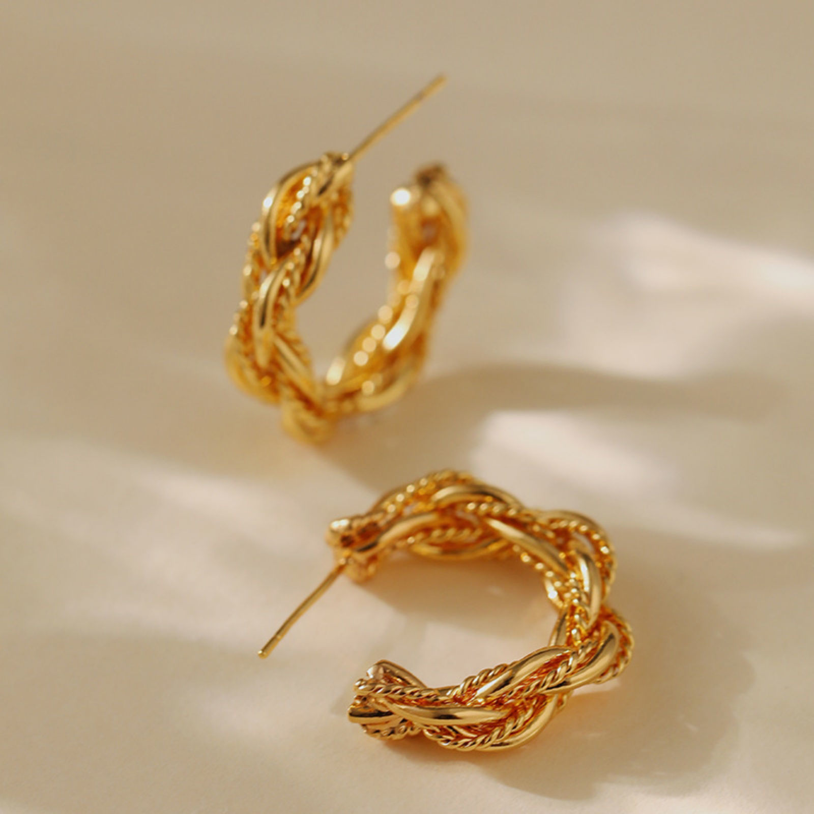 Bild von 1 Paar Umweltfreundlich Stilvoll 18K Echtgold plattiert Messing C-Form Textur Hoop Ohrringe Für Frauen 25.3mm x 6.3mm