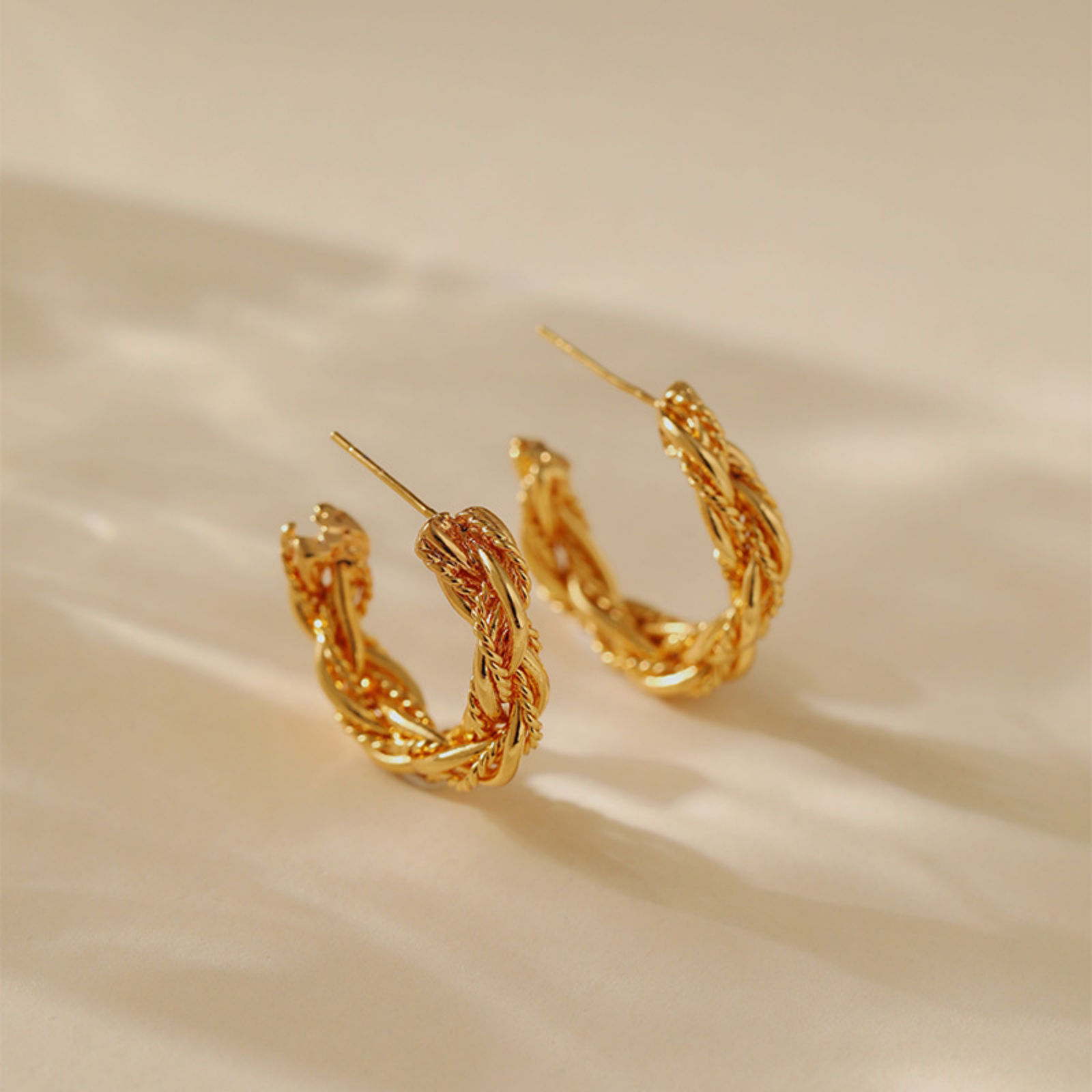 Bild von 1 Paar Umweltfreundlich Stilvoll 18K Echtgold plattiert Messing C-Form Textur Hoop Ohrringe Für Frauen 25.3mm x 6.3mm