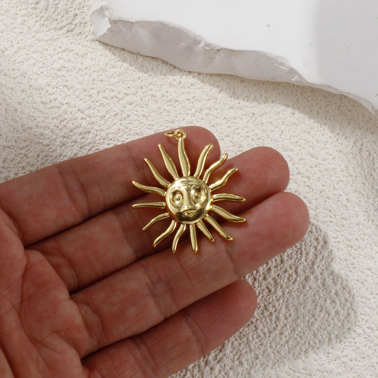 Imagen de 1 Unidad Respetuoso del Medio Ambiente Latón Galaxia Colgantes 18K Oro Real Chapado Sol Sonríe 3.6cm x 3cm
