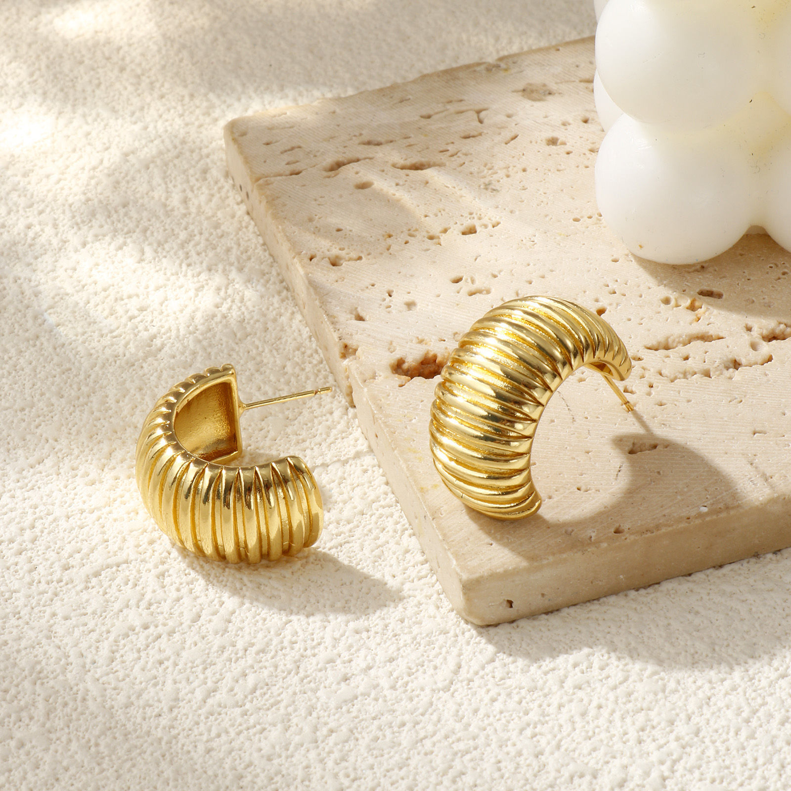 Изображение 1 Пара Экологичный Минималистский Изысканный 18K настоящее золото с покрытием Латунь C форма С Полосами Серьги-кольца Для женщин подарок 28мм x 28мм, Размер провода: 0.7мм(21 калибров)