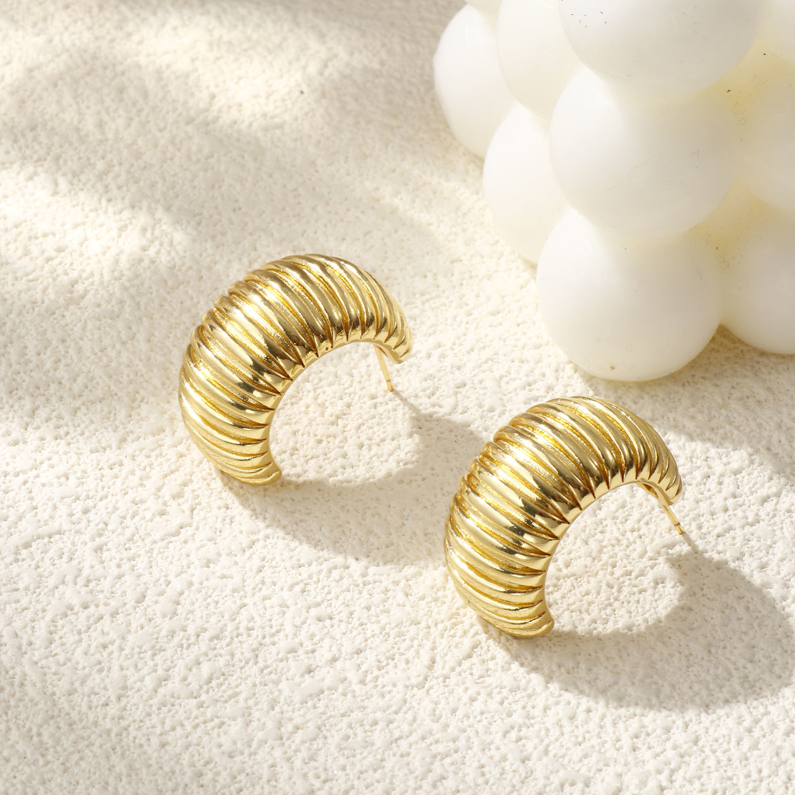Изображение 1 Пара Экологичный Минималистский Изысканный 18K настоящее золото с покрытием Латунь C форма С Полосами Серьги-кольца Для женщин подарок 28мм x 28мм, Размер провода: 0.7мм(21 калибров)