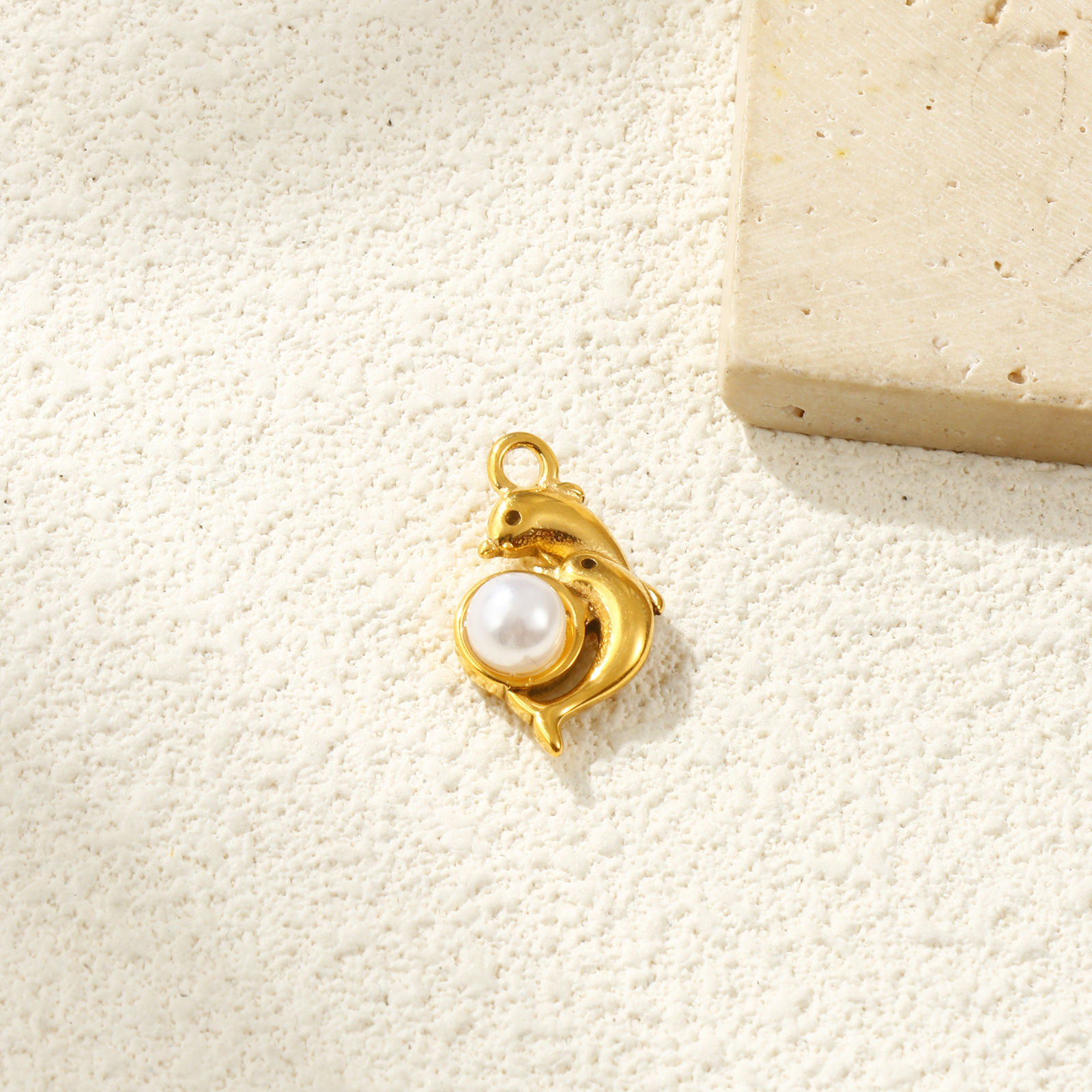 Изображение 2 ШТ Экологичное вакуумное PVD-покрытие 304 Нержавеющая Сталь Морские Украшения Подвески 18K настоящее золото с покрытием Белый Дельфин С Исскуственными Жемчугами 25мм x 15мм