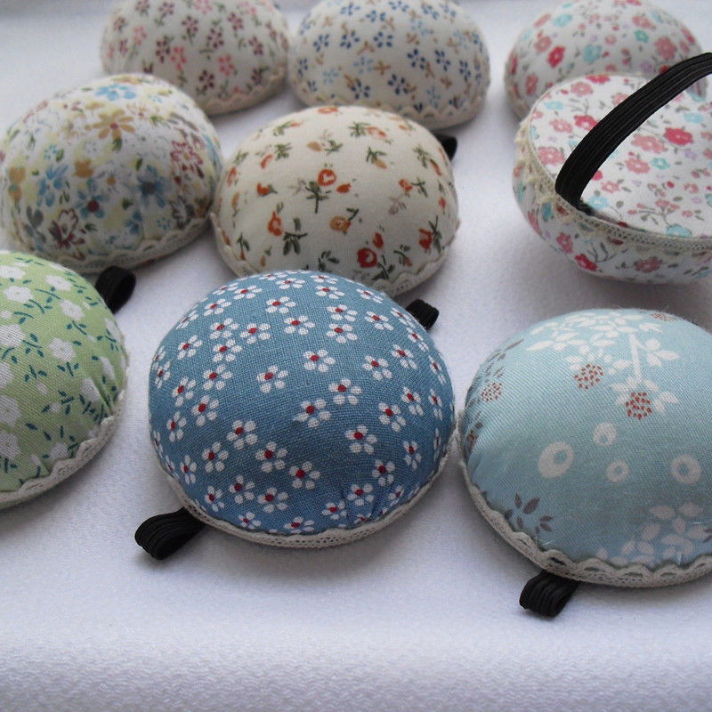 Picture of 1 Piece Polyester Pin Cushions Wristband Sewing Tools Round Floral Print At Random Color Elastic 6cm