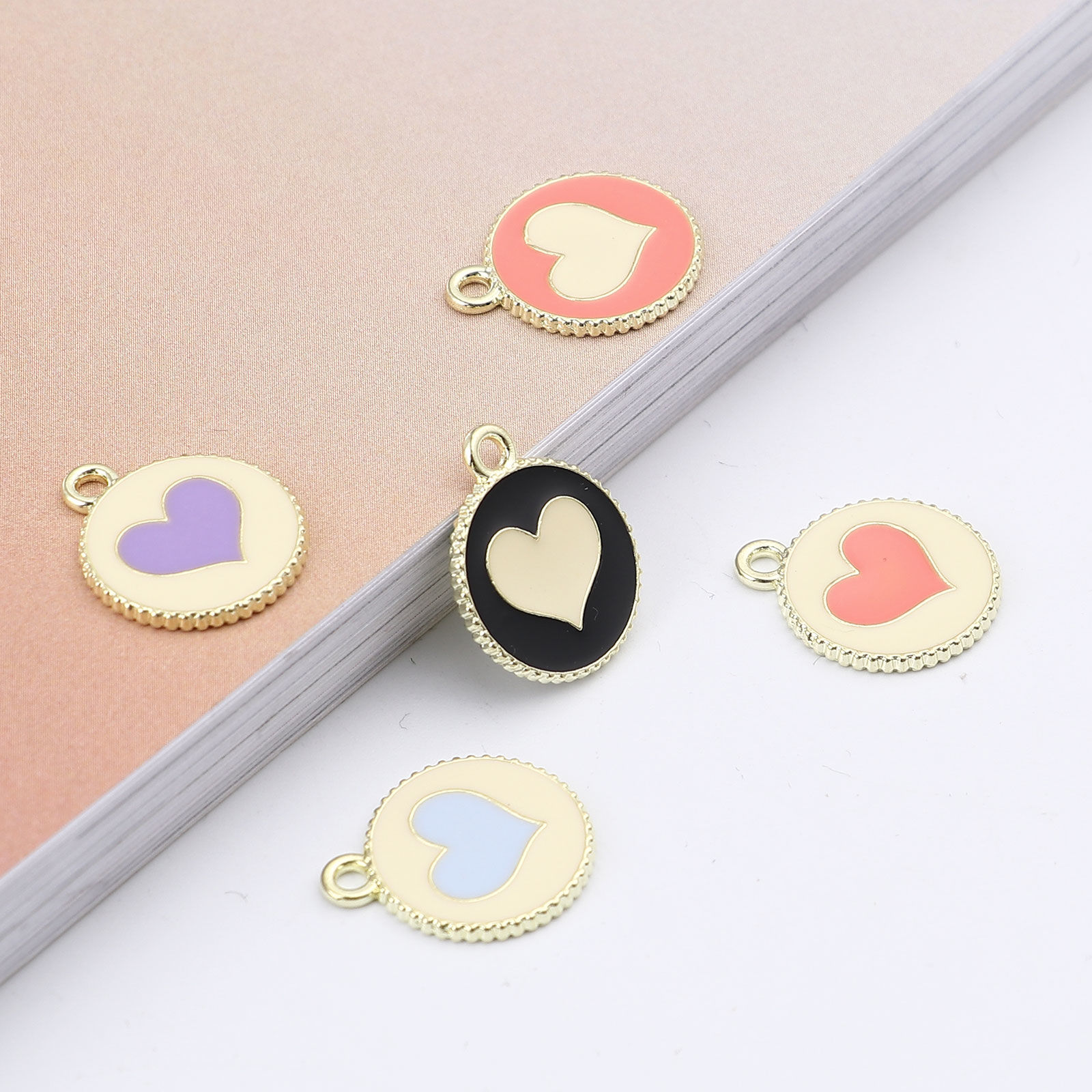Bild von Valentinstag Charms aus zinkbasierter Legierung mit rundem Herzemail