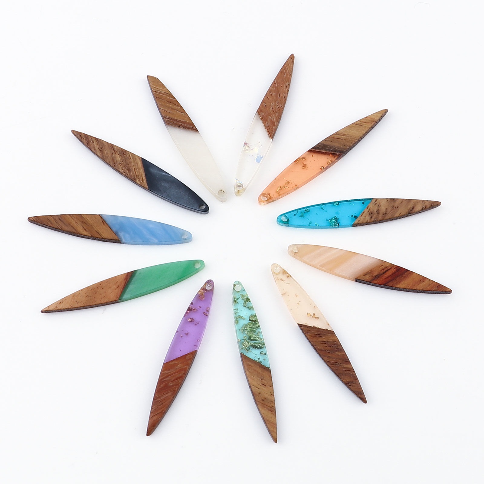 Bild von Harz & Holz Holz-Effekt Harz Anhänger Streifen Naturfarben 4.3cm x 0.7cm, 3 Stück