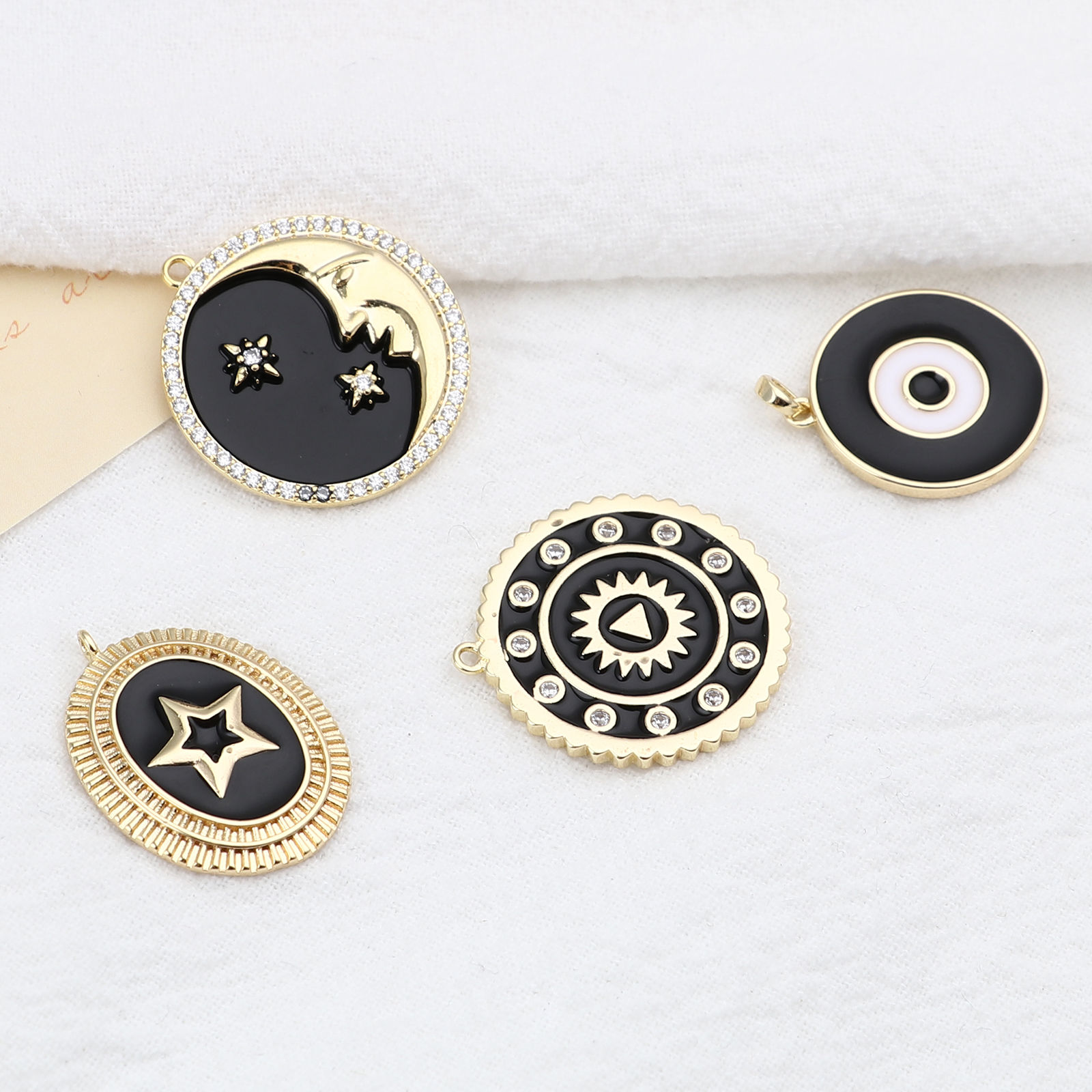 Bild von Messing Galaxis Charms Halbmond 18K Echtgold plattiert Schwarz Stern Emaille 1 Stück