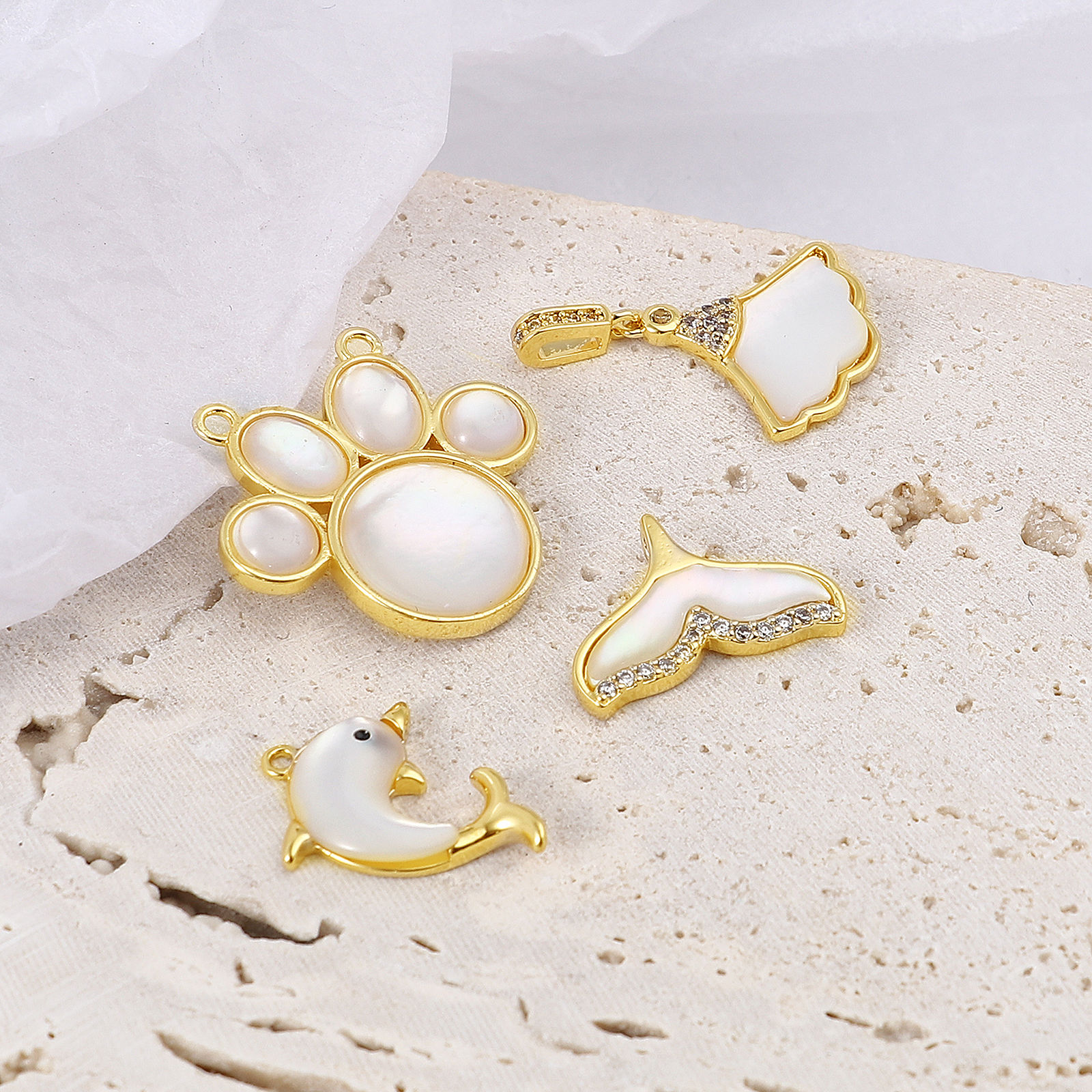 Bild von 1 Stück Natürliche Muschel & Messing Charms 18K Echtgold plattiert Weiß