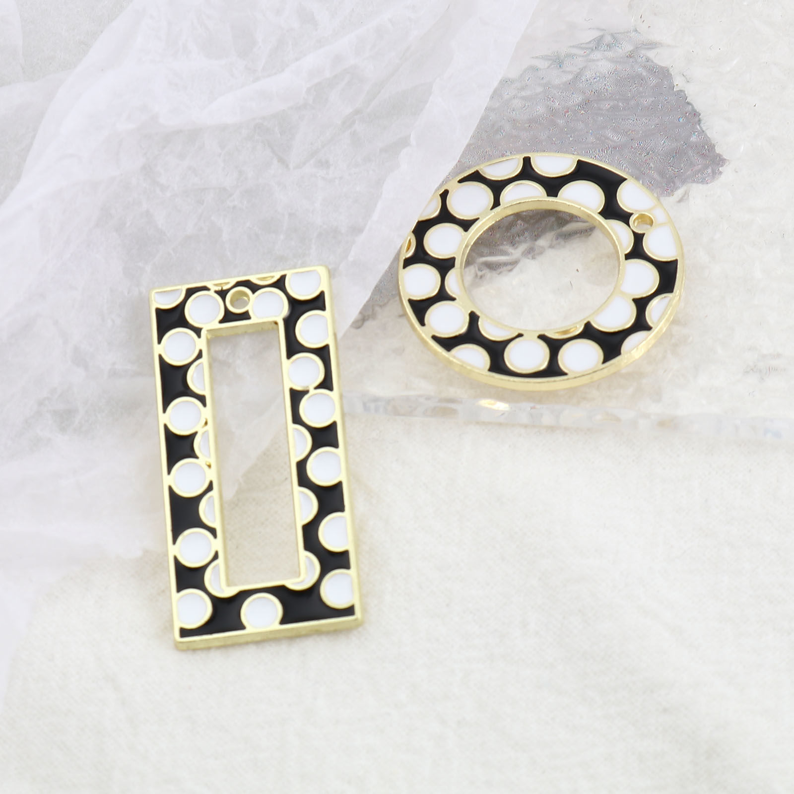 Picture of Zinc Based Alloy Charms Geometric Gold Plated Black & White Circle Enamel 5 PCs