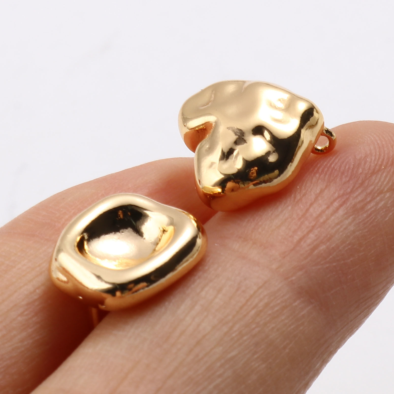 Immagine di Ottone Orecchini a Perno 18K Vero Oro Placcato Geometrica Cuore W/ Loop Dimensione di Posta / Cavo: (21 misura), 2 Pz