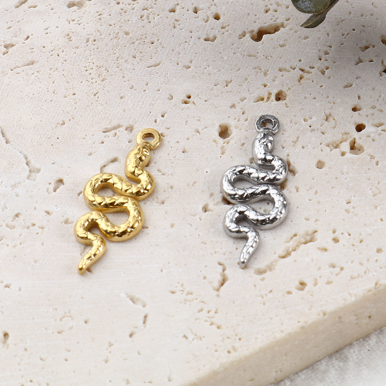 ステンレス鋼 チャーム ヘビ 多色 20mm x 8mm、 1 個 の画像