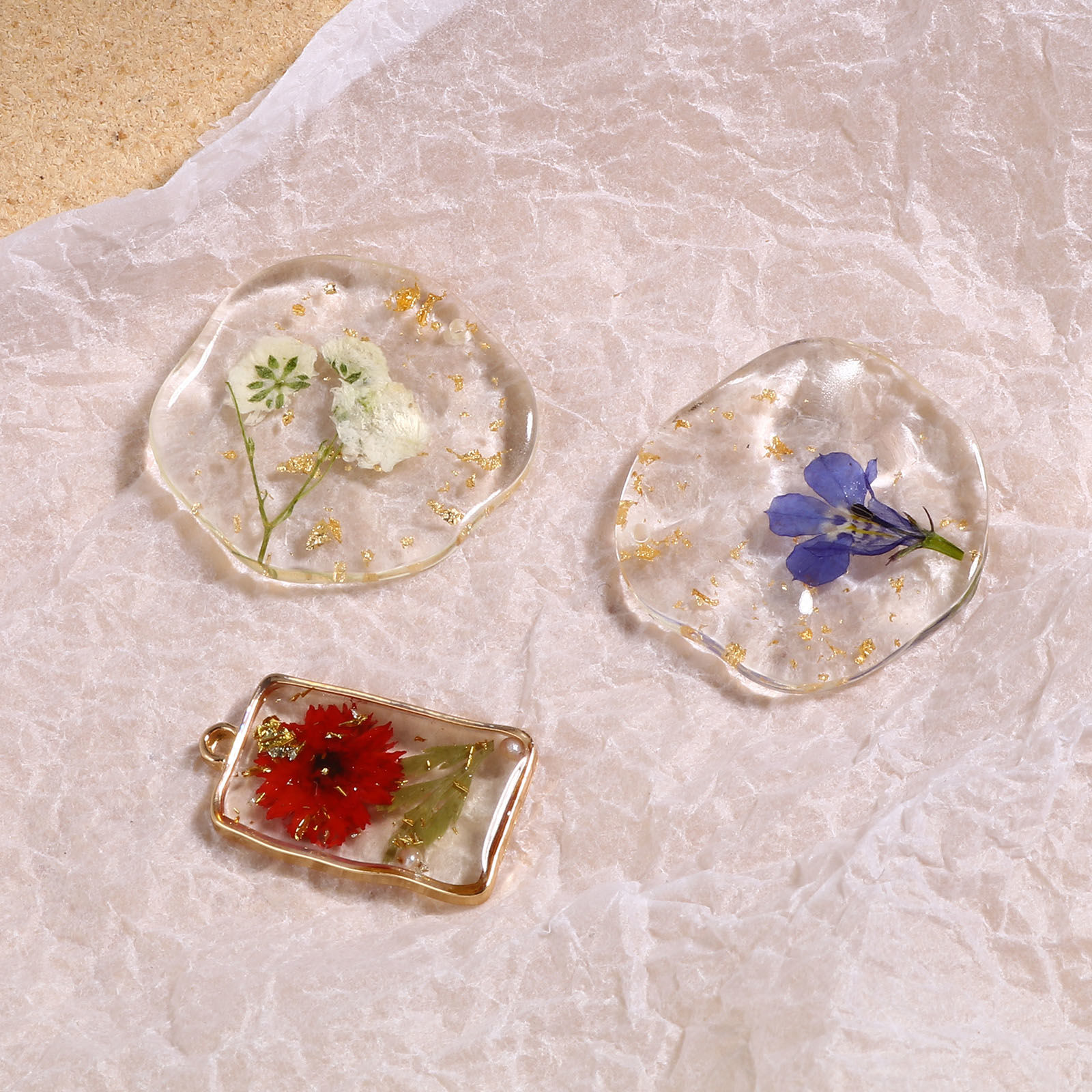 レジン + ドライフラワー チャーム 箔 多色 透明 1 個 の画像