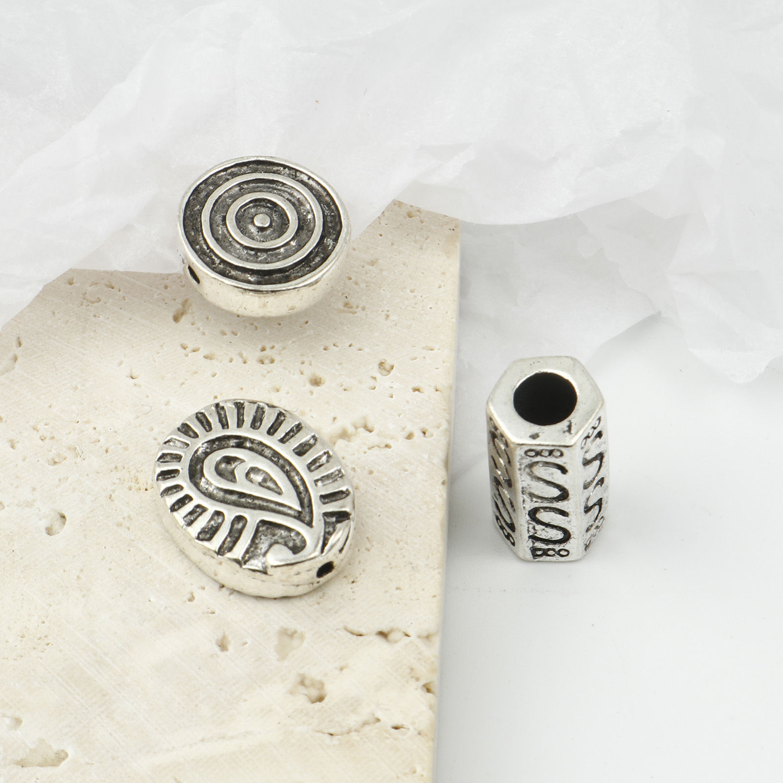 亜鉛合金 スペーサー ビーズ 銀古美 彫刻 の画像