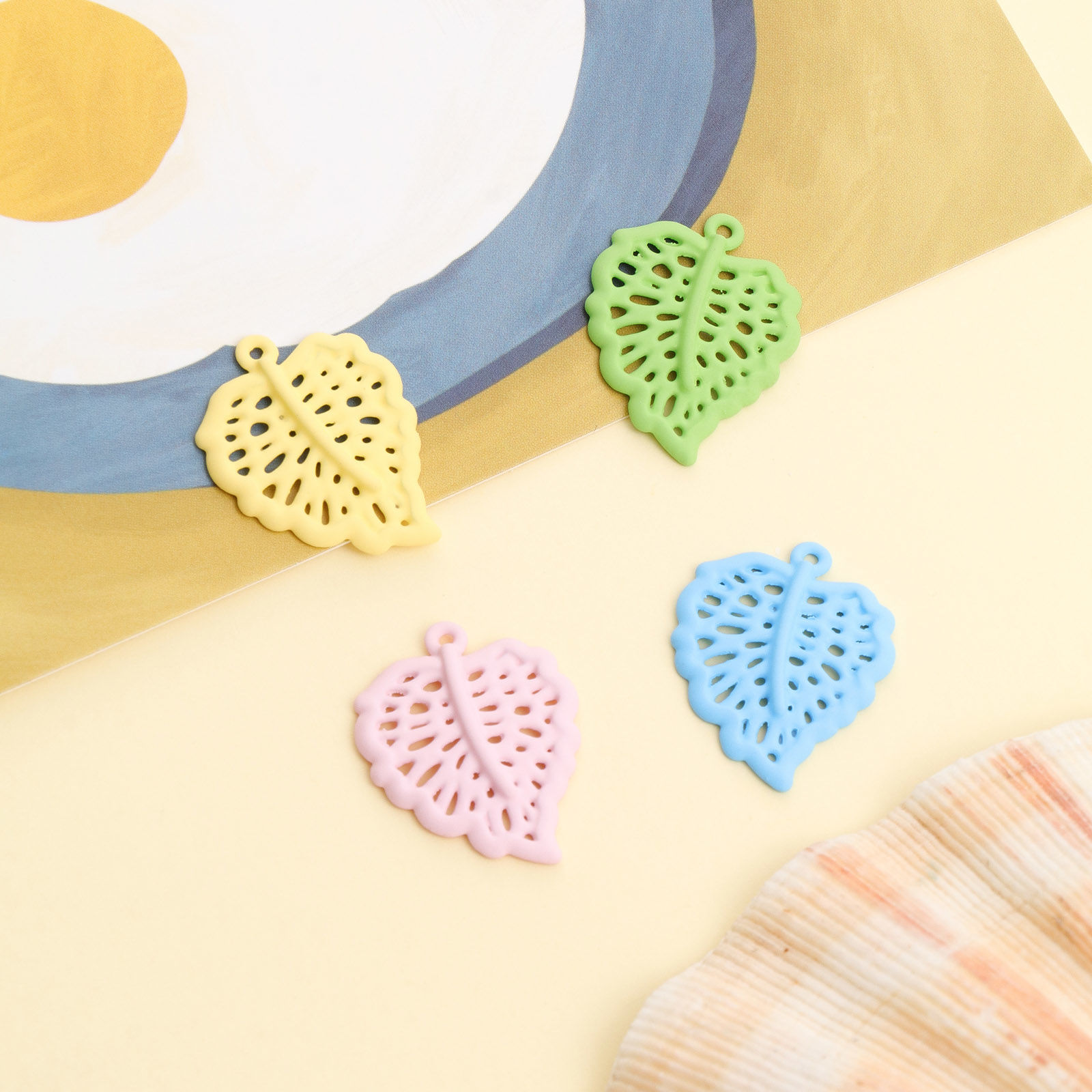 Bild von Zinklegierung Charms Blatt mehrfarbig lackiert 25 mm x 20 mm