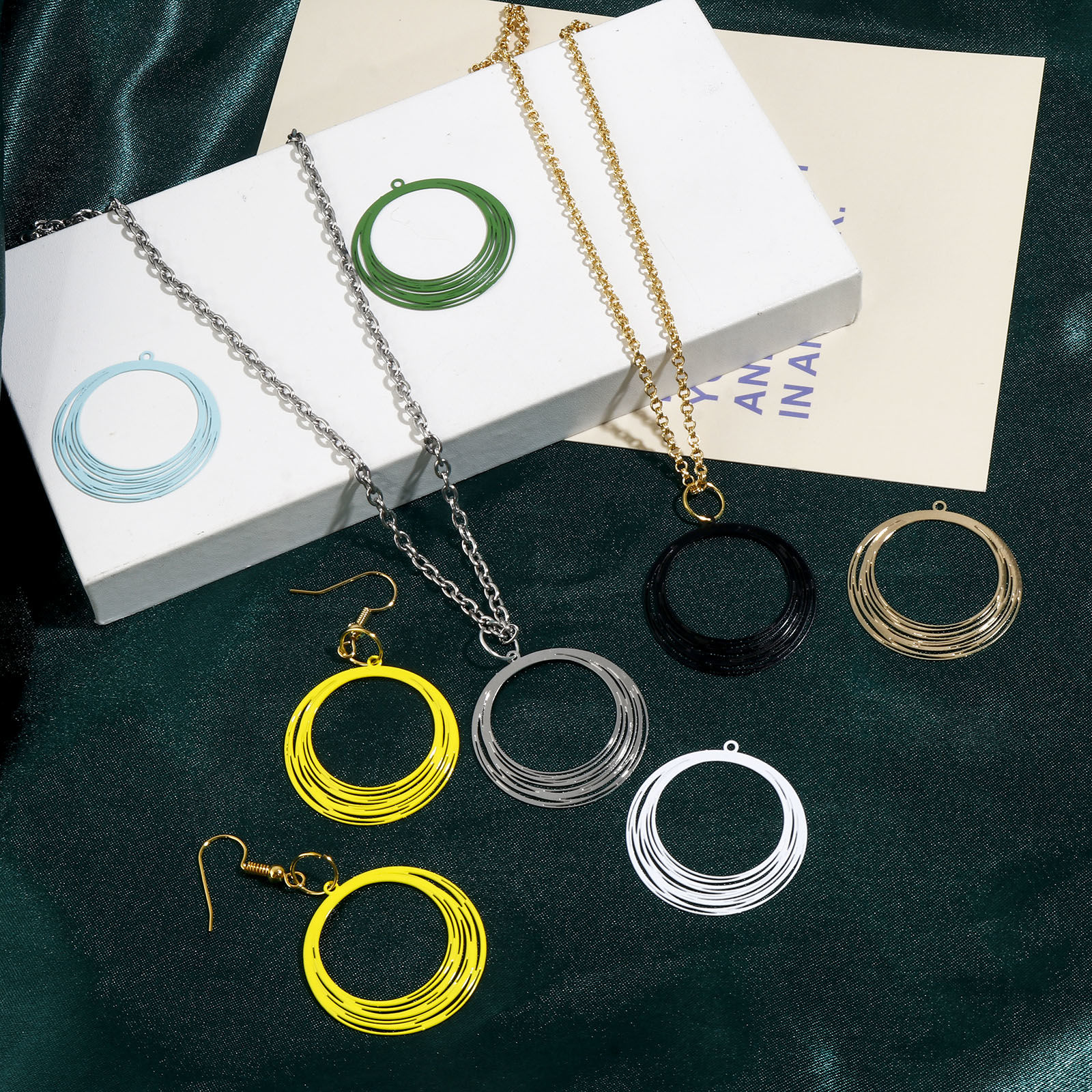 Изображение Железный Сплав(Без Кадмия) Филигранные цветок железа Подвески Круглые Разноцветный С Краской 3.2см x 3см, 10 ШТ