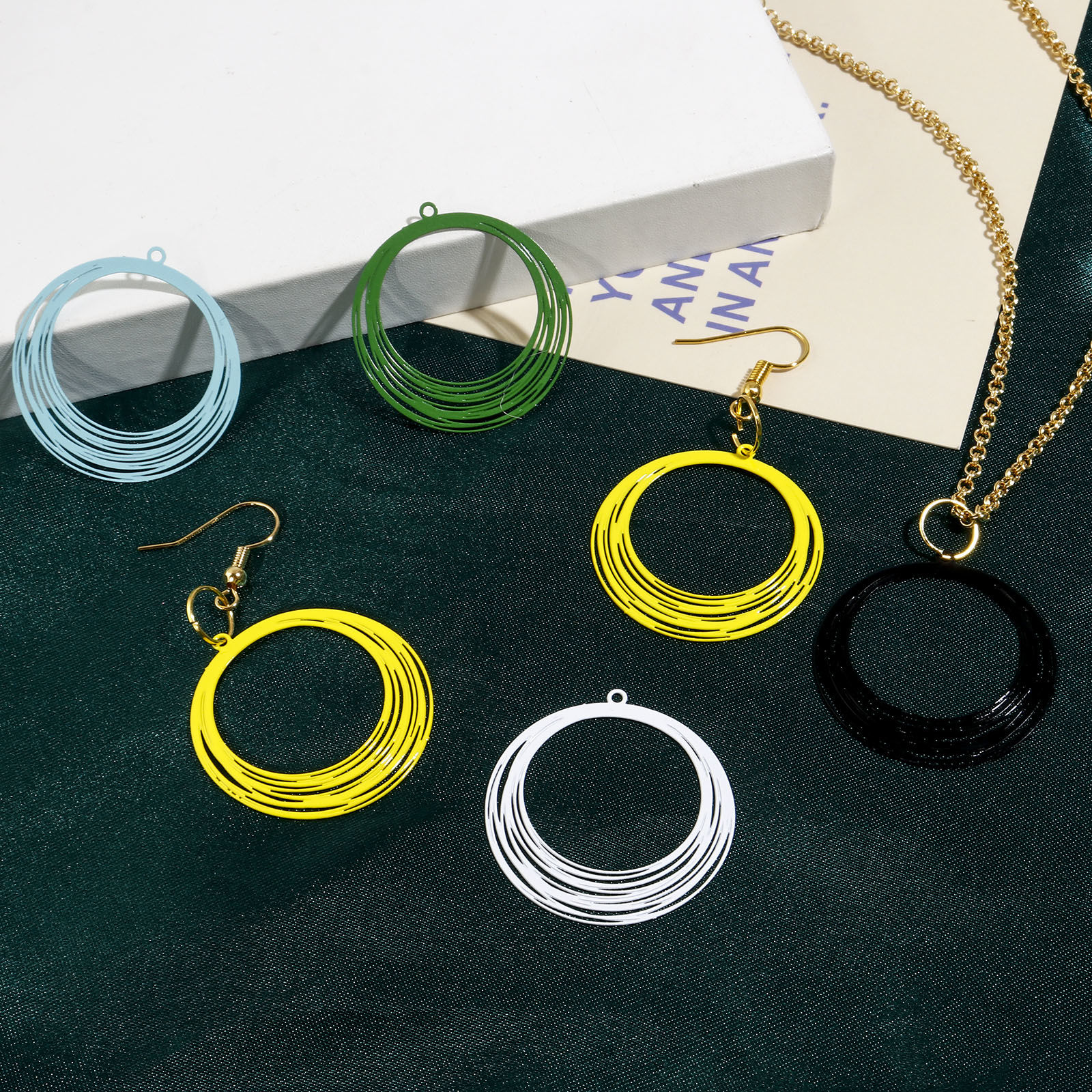 Изображение Железный Сплав(Без Кадмия) Филигранные цветок железа Подвески Круглые Разноцветный С Краской 3.2см x 3см, 10 ШТ