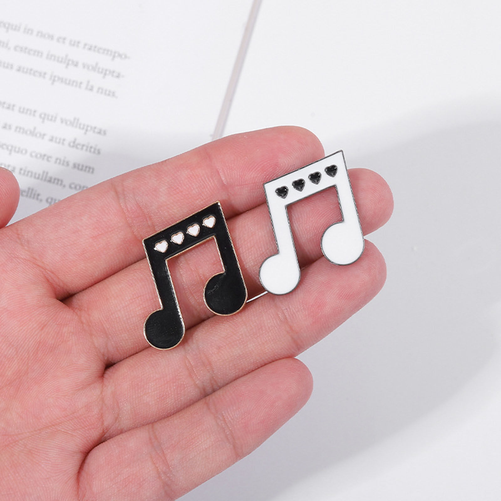 Picture of Simple Pin Brooches Musical Note Black & White Enamel 2.3cm x 1.2cm