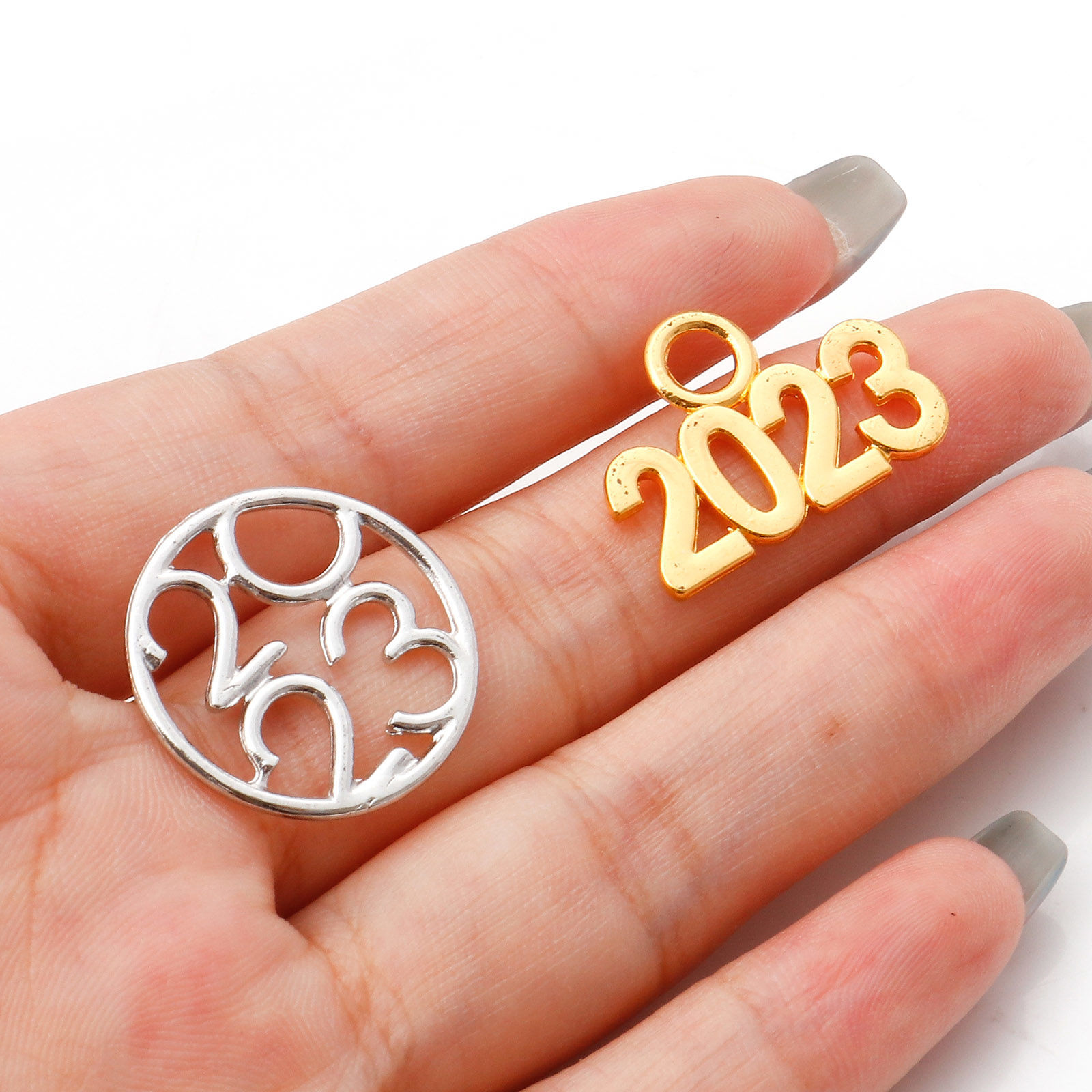 亜鉛合金 年 チャーム 多色 文字「2023」 20 個 の画像