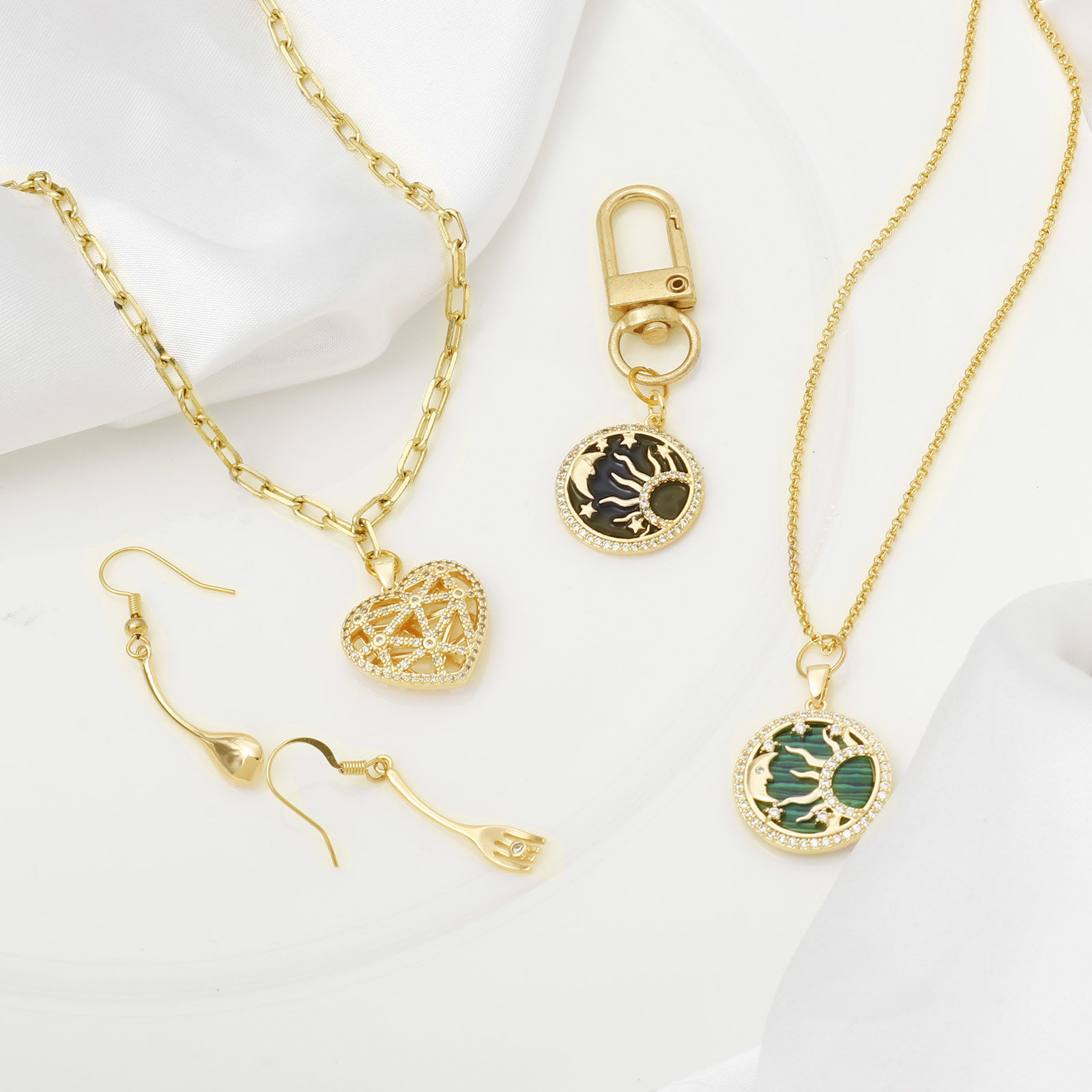 真鍮 マイクロインレイシリーズ チャーム 幾何学 ゴールドフィルド 太陽と月 1 個 の画像