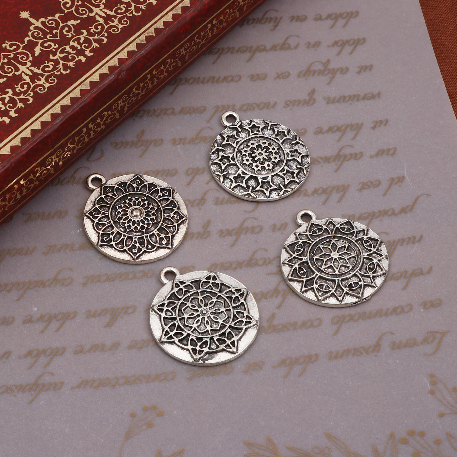 亜鉛合金 宗教 チャーム 円形 銀古美 生命の花彫刻 25mm x 21mm、 10 個 の画像