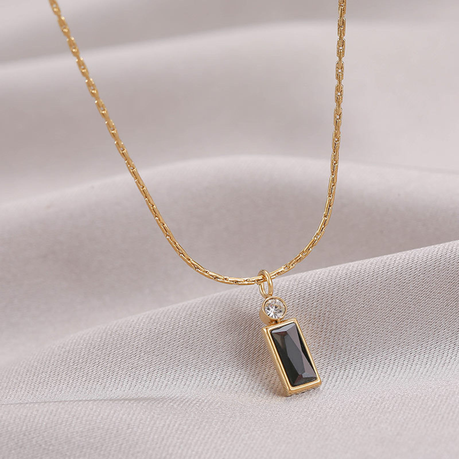 Image de Collier à Pendentif Chaîne Maille Cheval Élégant en 304 Acier Inoxydable & Zircon Respectueux de la Nature Simple & Décontracté Plaqué Or Véritable 14K Rectangle Pour Femmes 1 Pièce