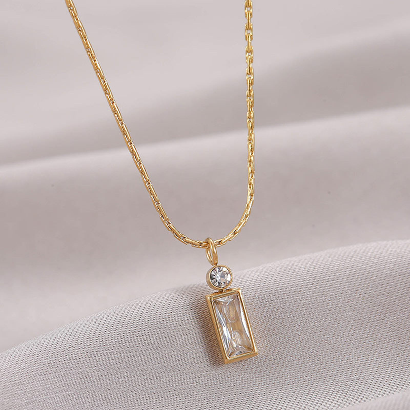 Image de Collier à Pendentif Chaîne Maille Cheval Élégant en 304 Acier Inoxydable & Zircon Respectueux de la Nature Simple & Décontracté Plaqué Or Véritable 14K Rectangle Pour Femmes 1 Pièce