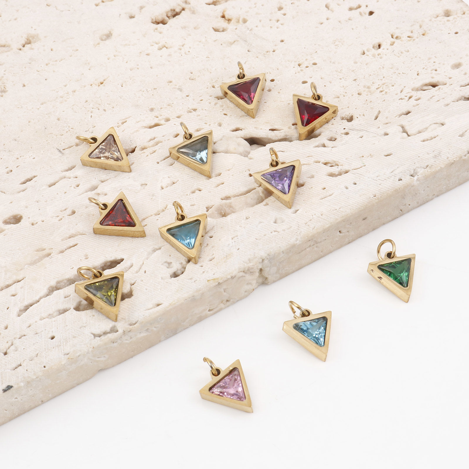 Imagen de 304 Acero Inoxidable Colgantes Charms Triángulo Chapado en Oro Multicolor Circón Artificial 14mm x 10mm, 1 Unidad