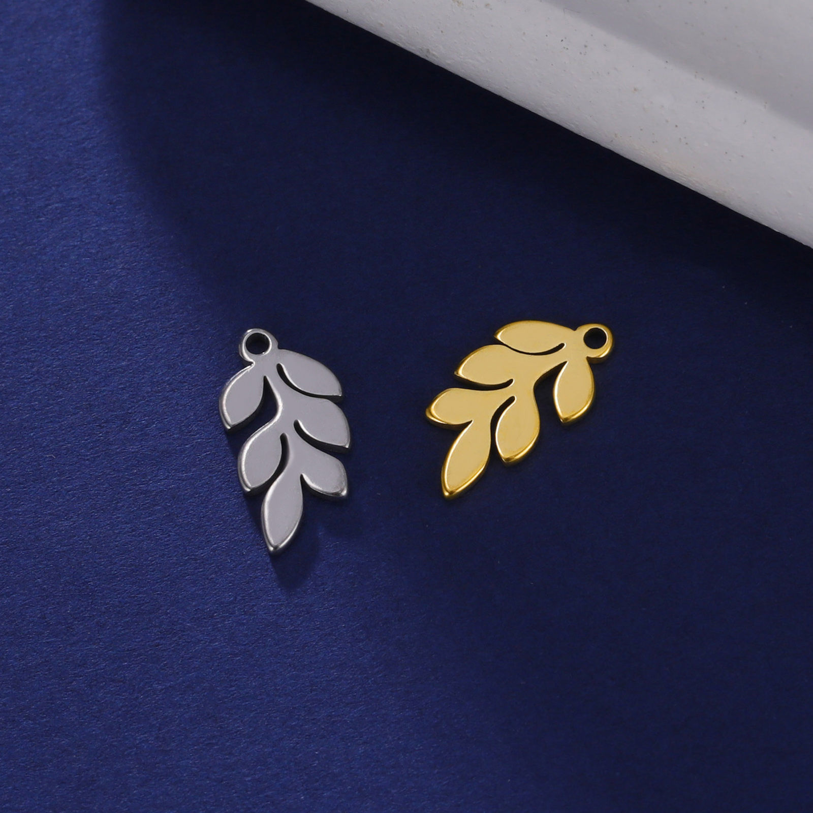 Bild von 304 Edelstahl Charms Blätter Bunt 7.3mm x 14mm, 2 Stück