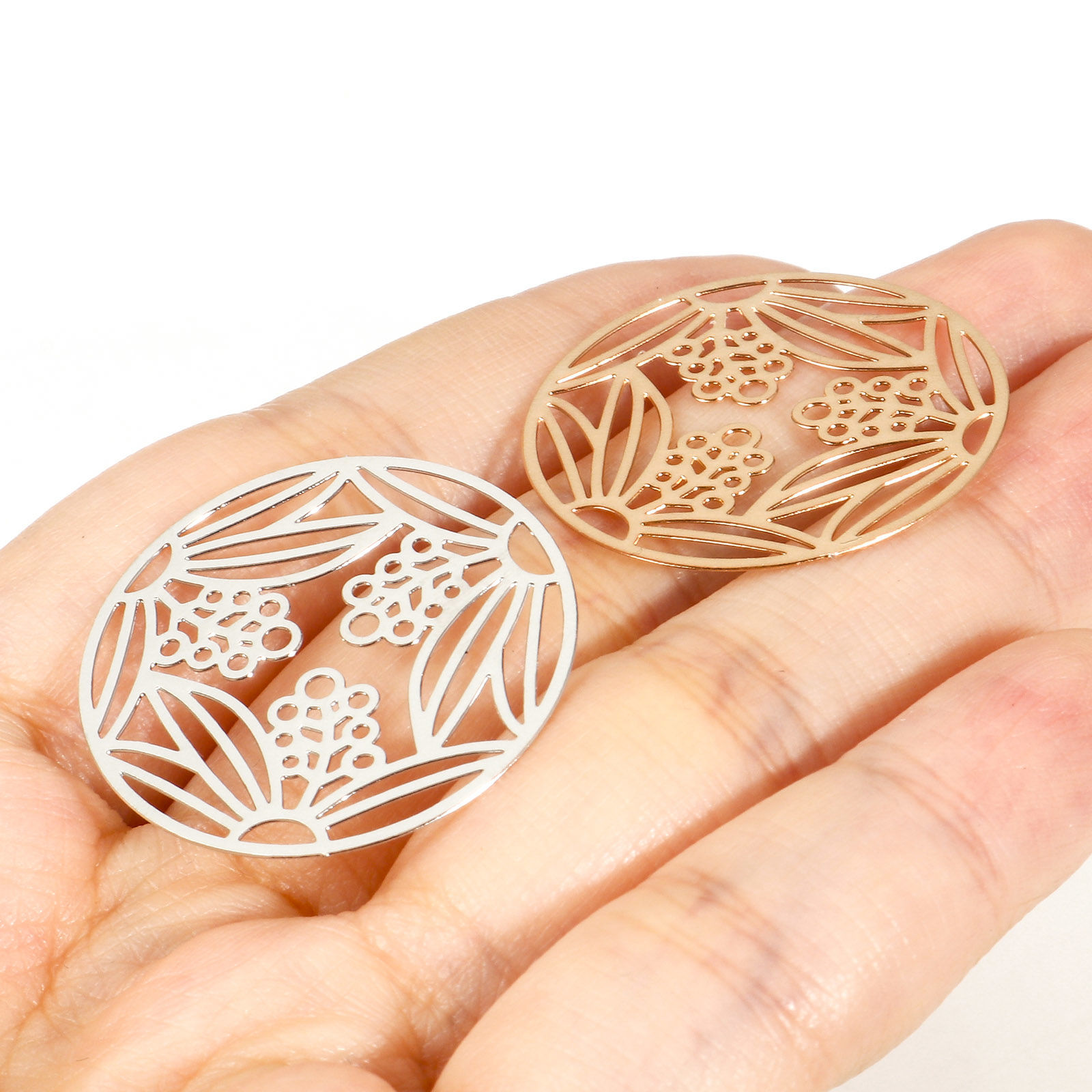 Bild von Filigrane Stanzverbinder aus eisenbasierter Legierung, rund, mehrfarbig, Blatt, 28 mm Durchmesser.