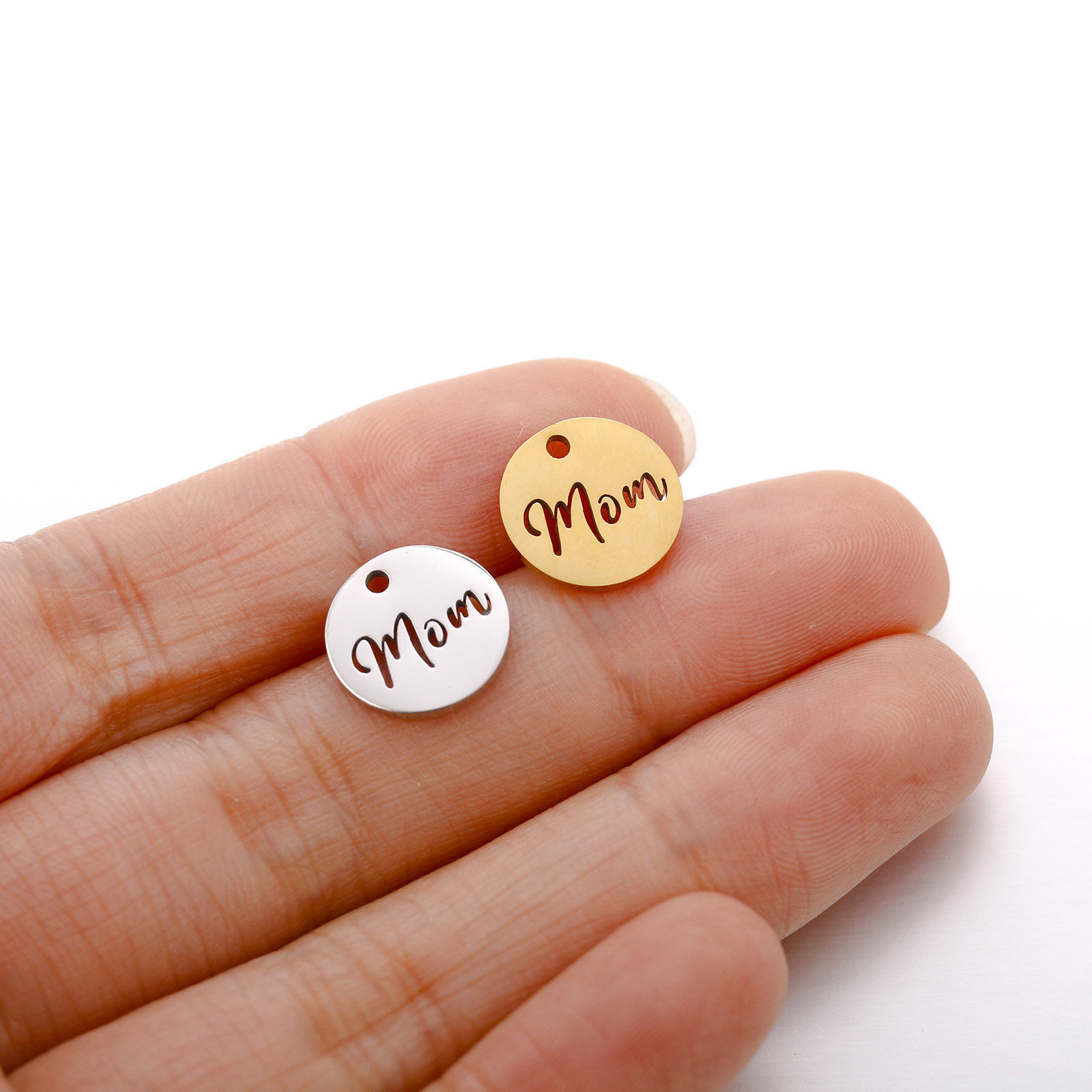 Image de Breloques en 304 Acier Inoxydable Respectueux de la Nature Fête des Mères Rond Multicolore Gravé Mots" Mom " Creux 12mm Dia., 5 Pcs
