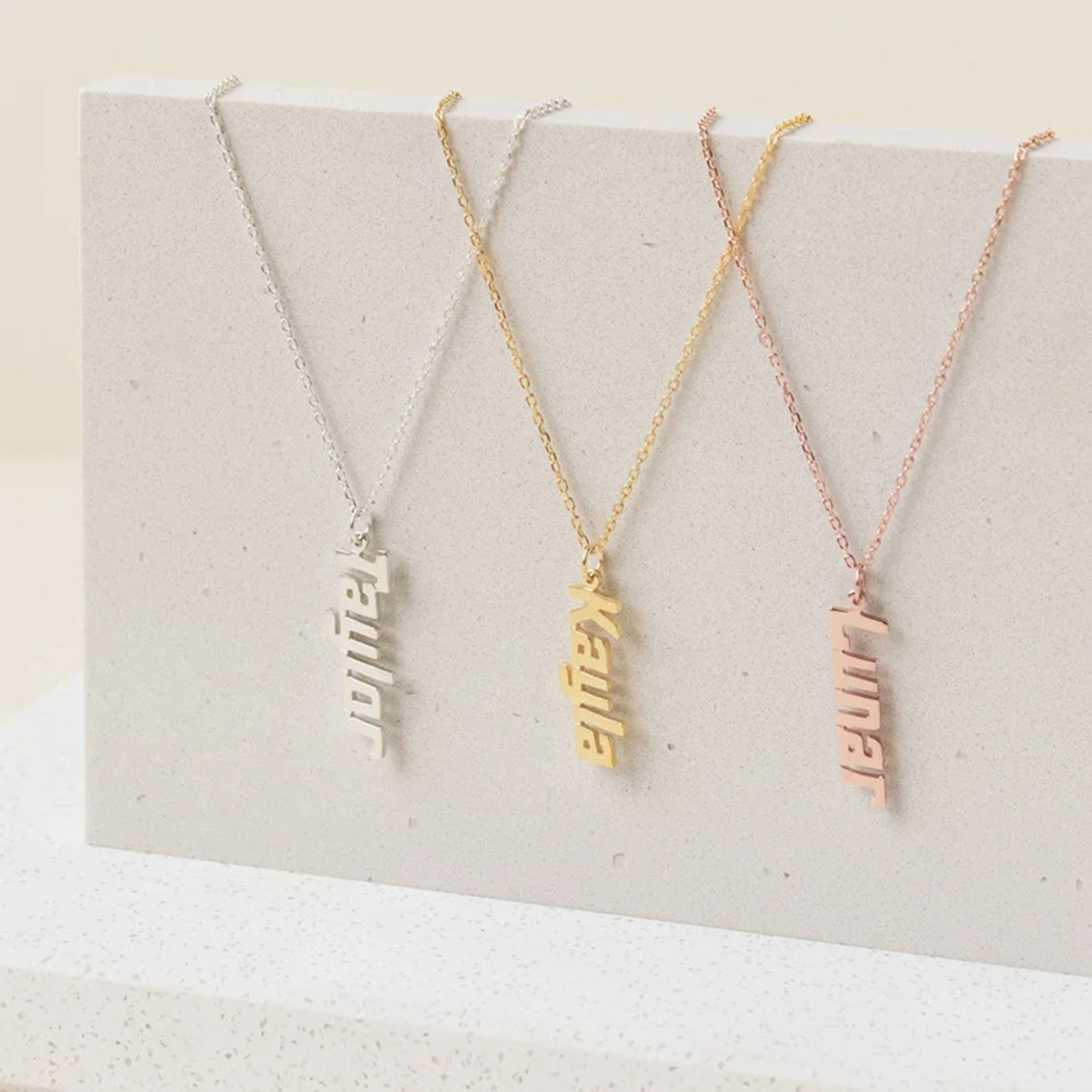 Bild von 1 Strang Edelstahl Personalisierte Namenskette Personalisierter Buchstaben-Charm-Anhänger Bunt