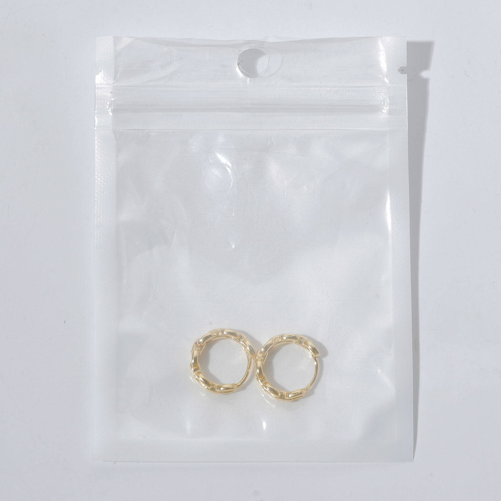 Bild von Hypoallergen Exquisit Stilvoll 18K Vergoldet Kupfer & Kubisch Zirkonia Hoop Ohrringe Für Frauen Geschenk zum Erwachsenwerden 1 Paar