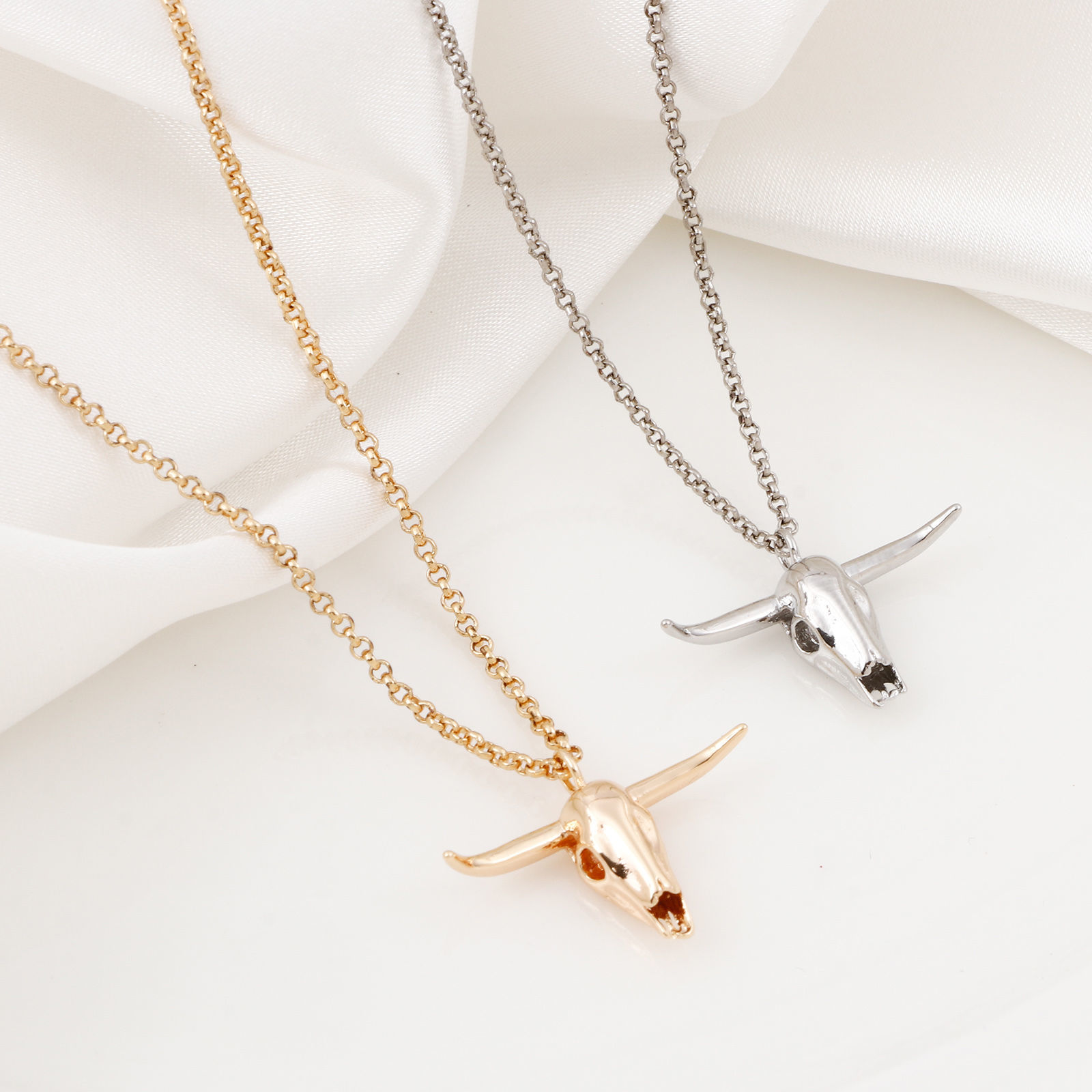 真鍮 ボヘミアン チャーム 牛 ゴールドフィルド 骨 3D 立体 24mmx 17mm、 2 個 の画像